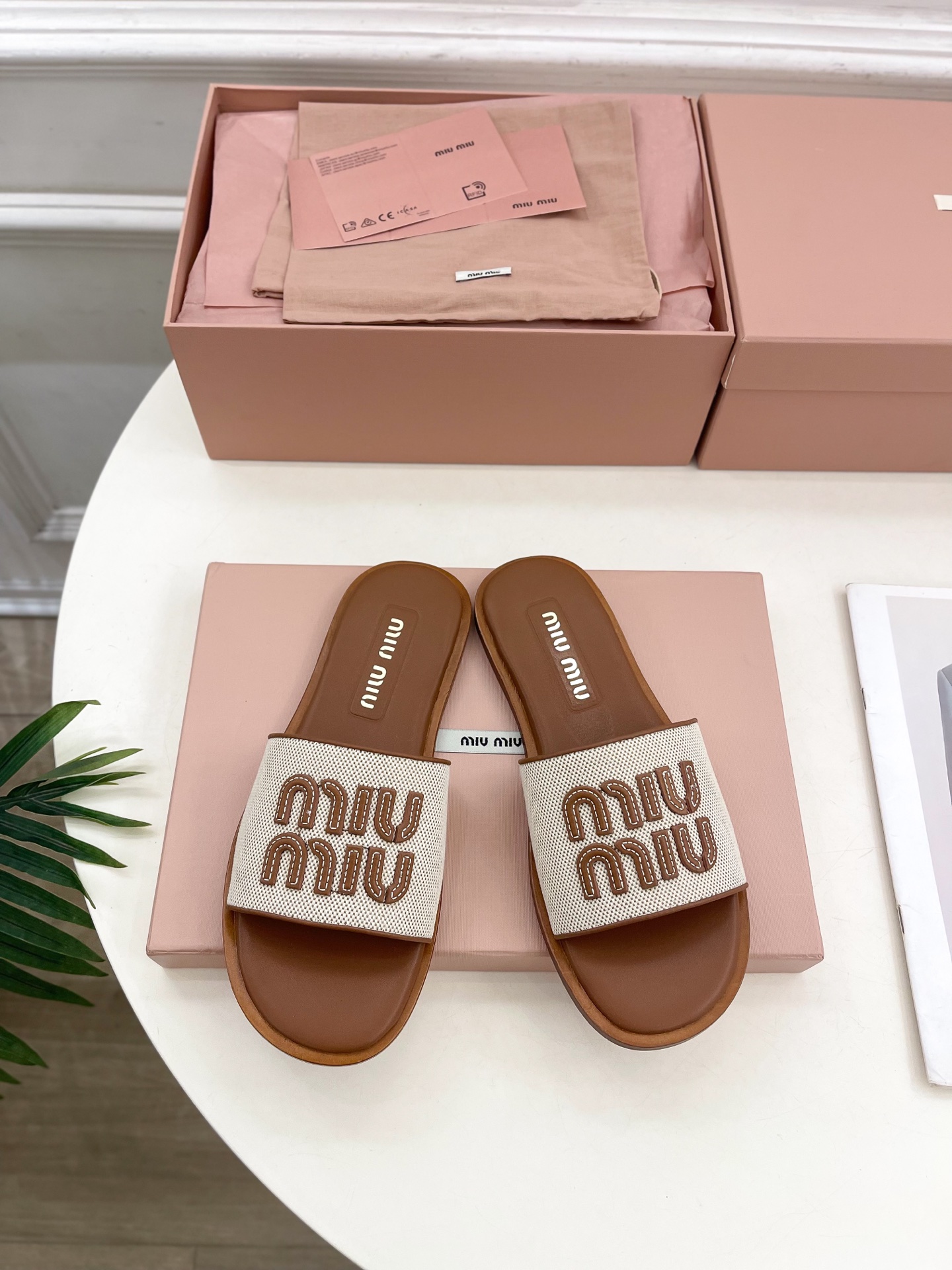 Miu Miu | 缪缪  25𝐬𝐬

🖤2025春夏新品   专柜主打最新走秀款 字母微标织物平底拖鞋