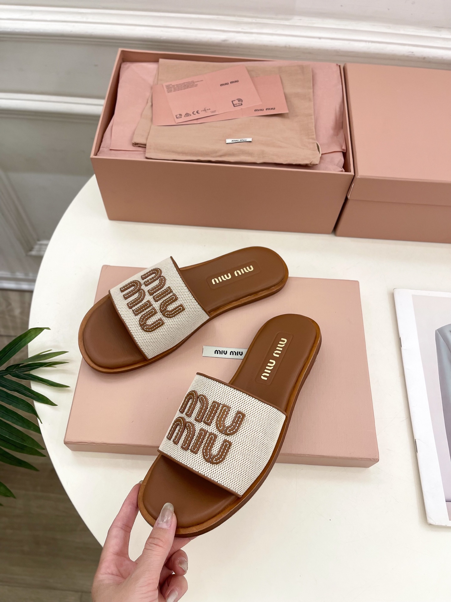 Miu Miu | 缪缪  25𝐬𝐬

🖤2025春夏新品   专柜主打最新走秀款 字母微标织物平底拖鞋