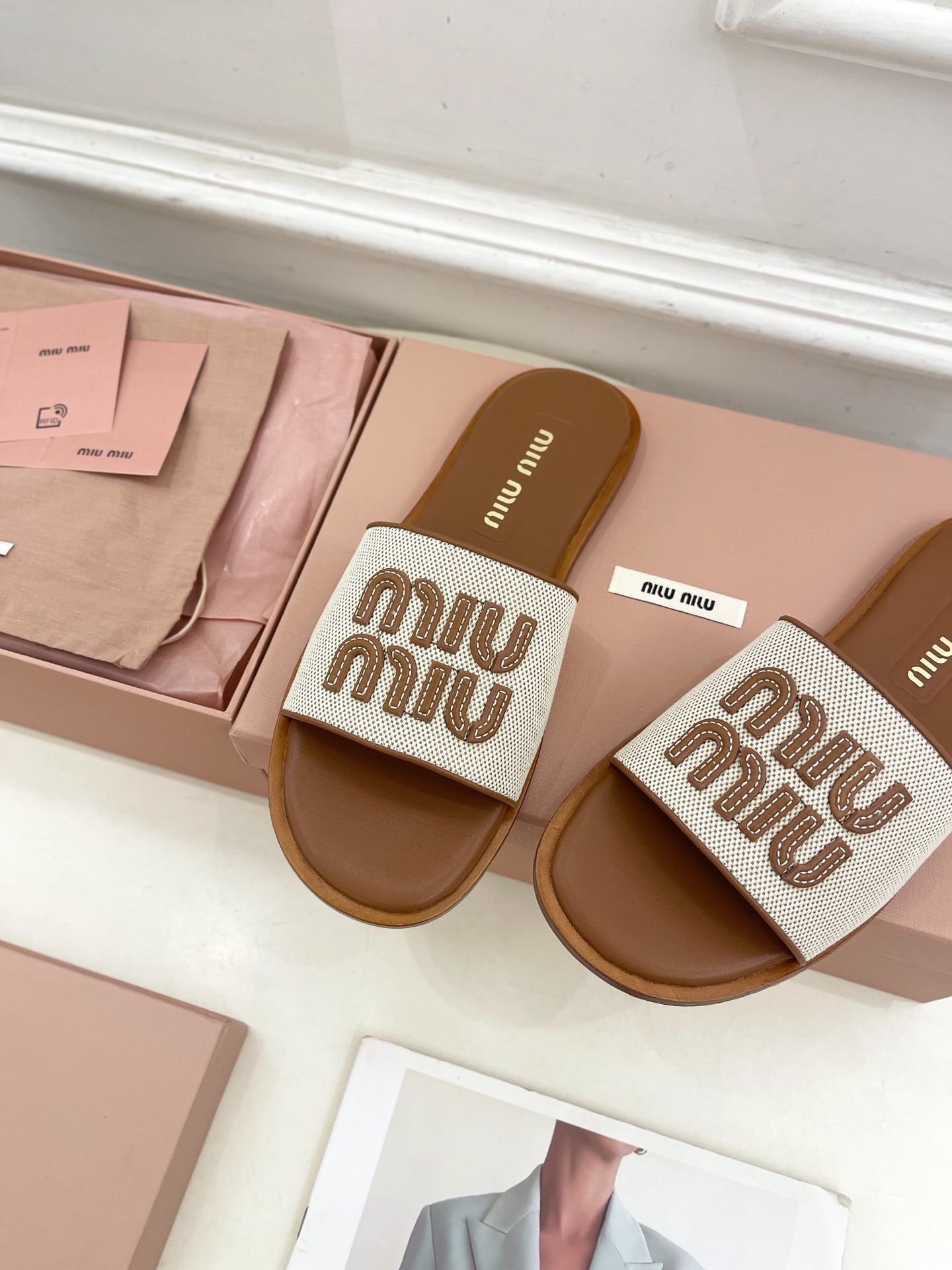 Miu Miu | 缪缪  25𝐬𝐬

🖤2025春夏新品   专柜主打最新走秀款 字母微标织物平底拖鞋