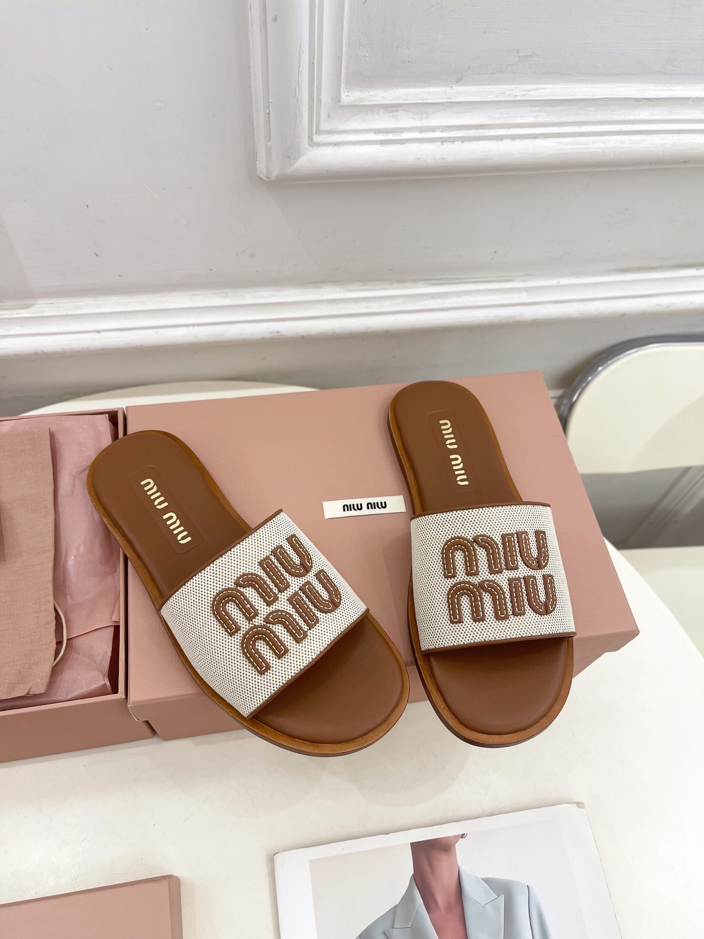 Miu Miu | 缪缪  25𝐬𝐬

🖤2025春夏新品   专柜主打最新走秀款 字母微标织物平底拖鞋