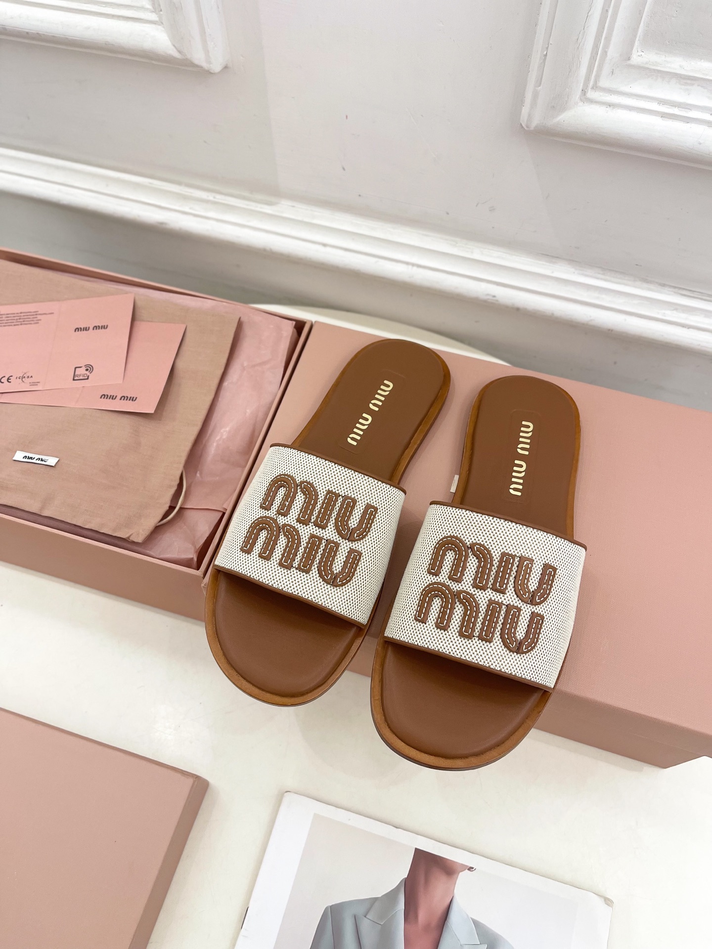 Miu Miu | 缪缪  25𝐬𝐬

🖤2025春夏新品   专柜主打最新走秀款 字母微标织物平底拖鞋