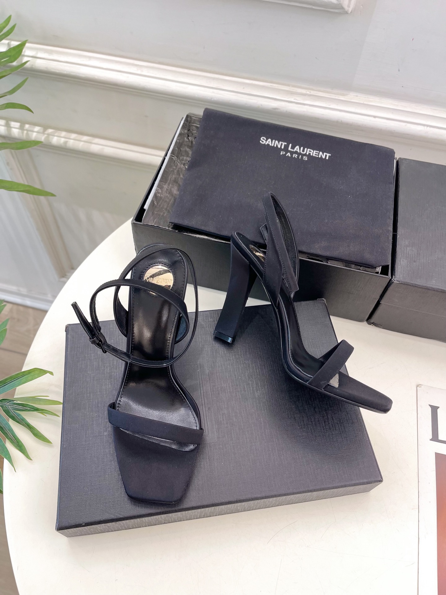 SAIN*LAURENT  圣罗兰 2025春夏新品一字带高跟凉鞋上新☑️
——————————————