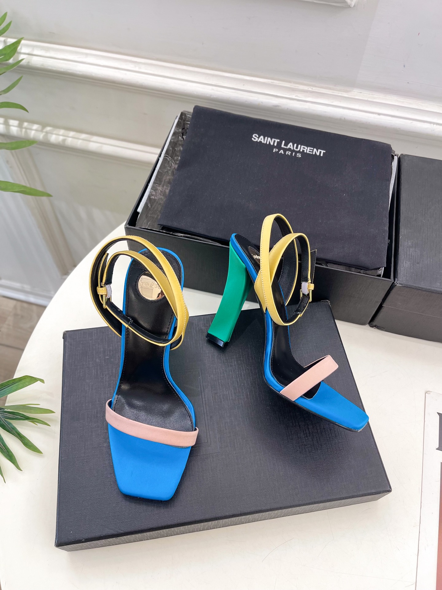 SAIN*LAURENT  圣罗兰 2025春夏新品一字带高跟凉鞋上新☑️
——————————————