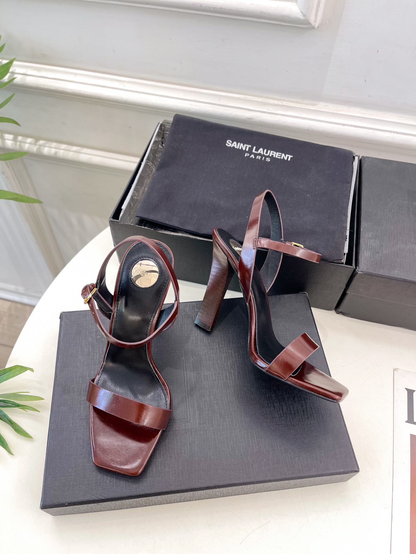 SAIN*LAURENT  圣罗兰 2025春夏新品一字带高跟凉鞋上新☑️
——————————————