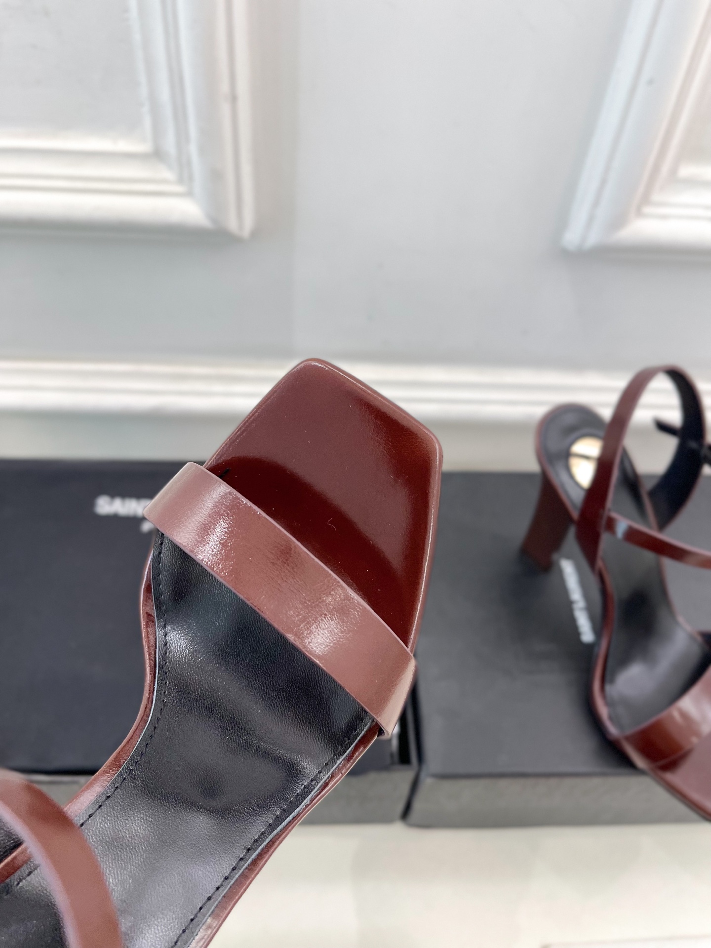 SAIN*LAURENT  圣罗兰 2025春夏新品一字带高跟凉鞋上新☑️
——————————————