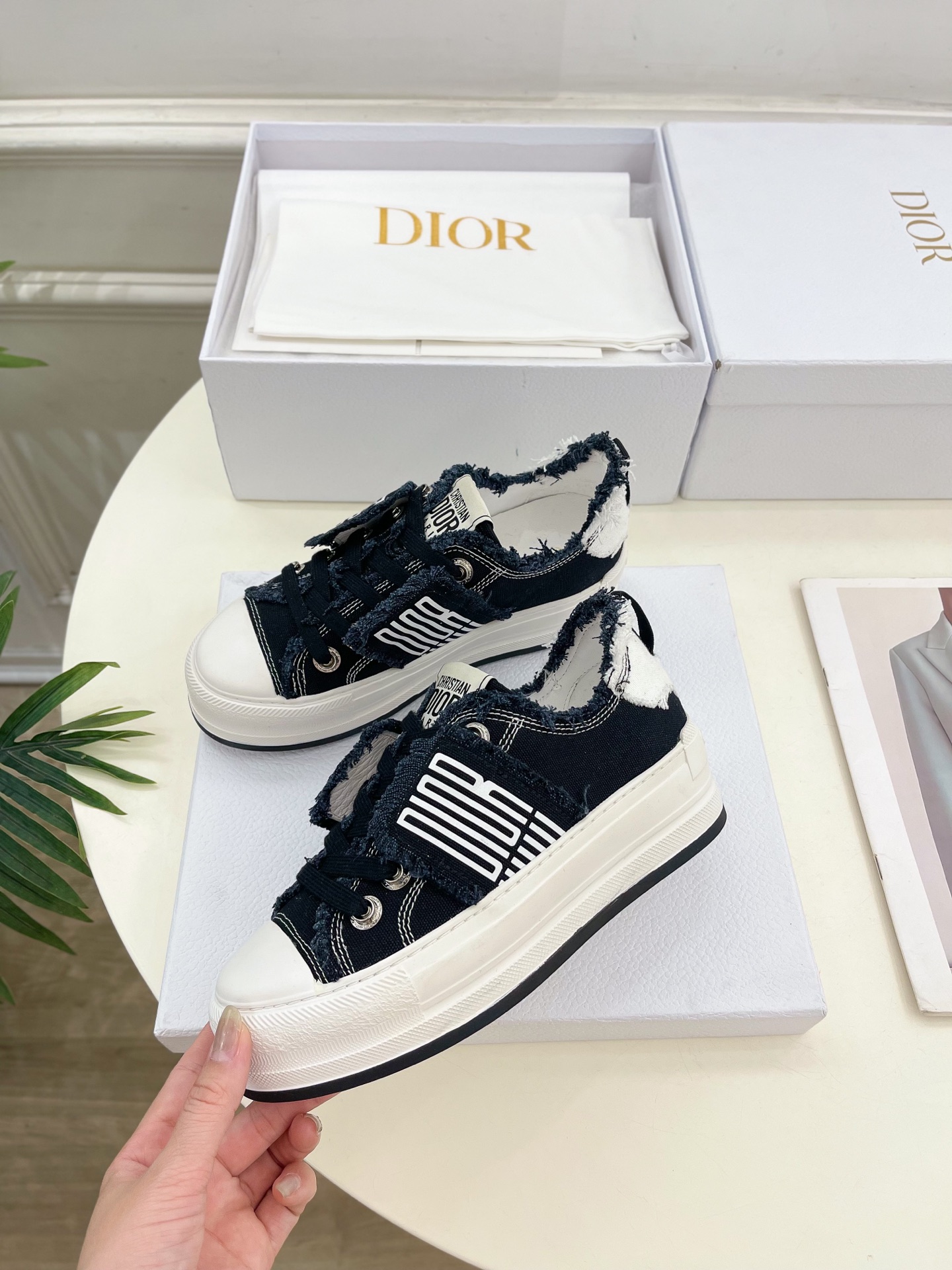 Dior |  迪奥  25𝐬𝐬 

🧡💚2025早春新品 顶级版本⚠️
专柜主打新款Walk'n'Di