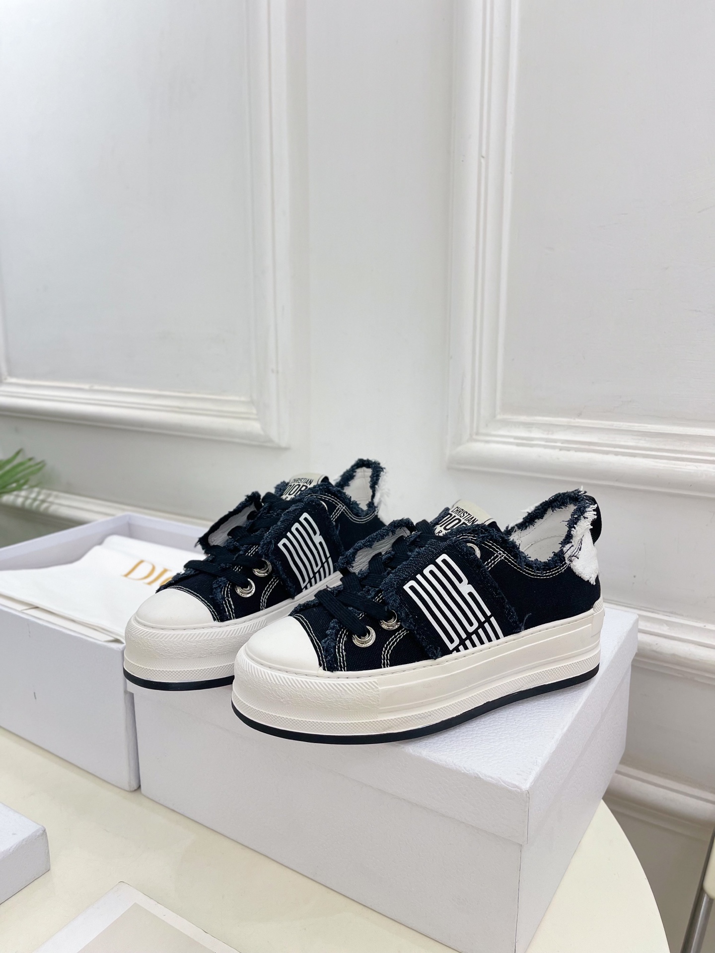 Dior |  迪奥  25𝐬𝐬 

🧡💚2025早春新品 顶级版本⚠️
专柜主打新款Walk'n'Di