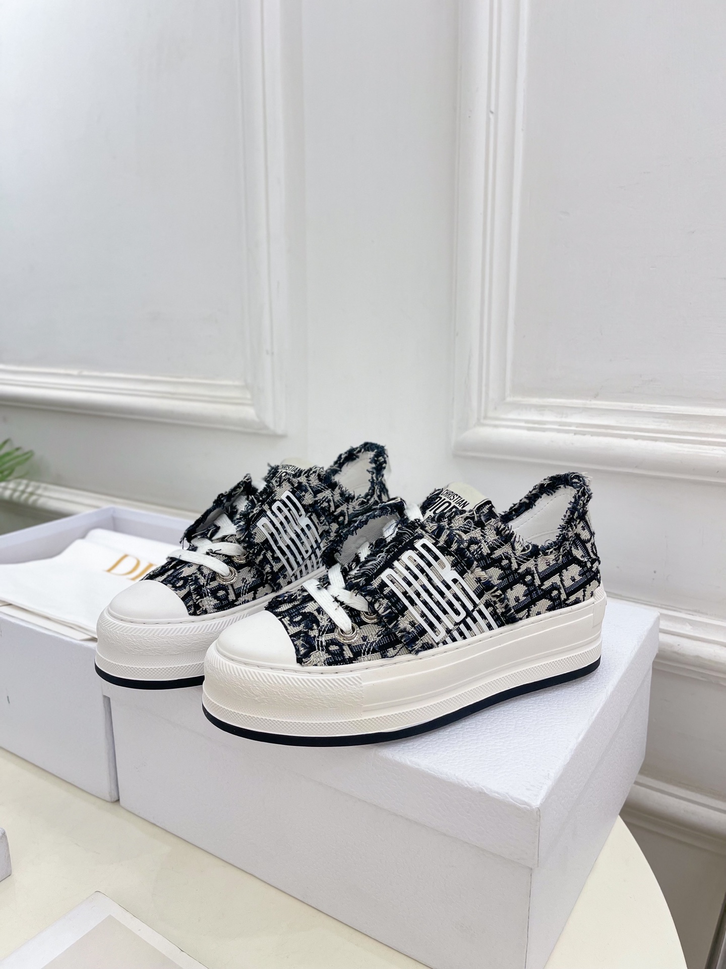 Dior |  迪奥  25𝐬𝐬 

🧡💚2025早春新品 顶级版本⚠️
专柜主打新款Walk'n'Di