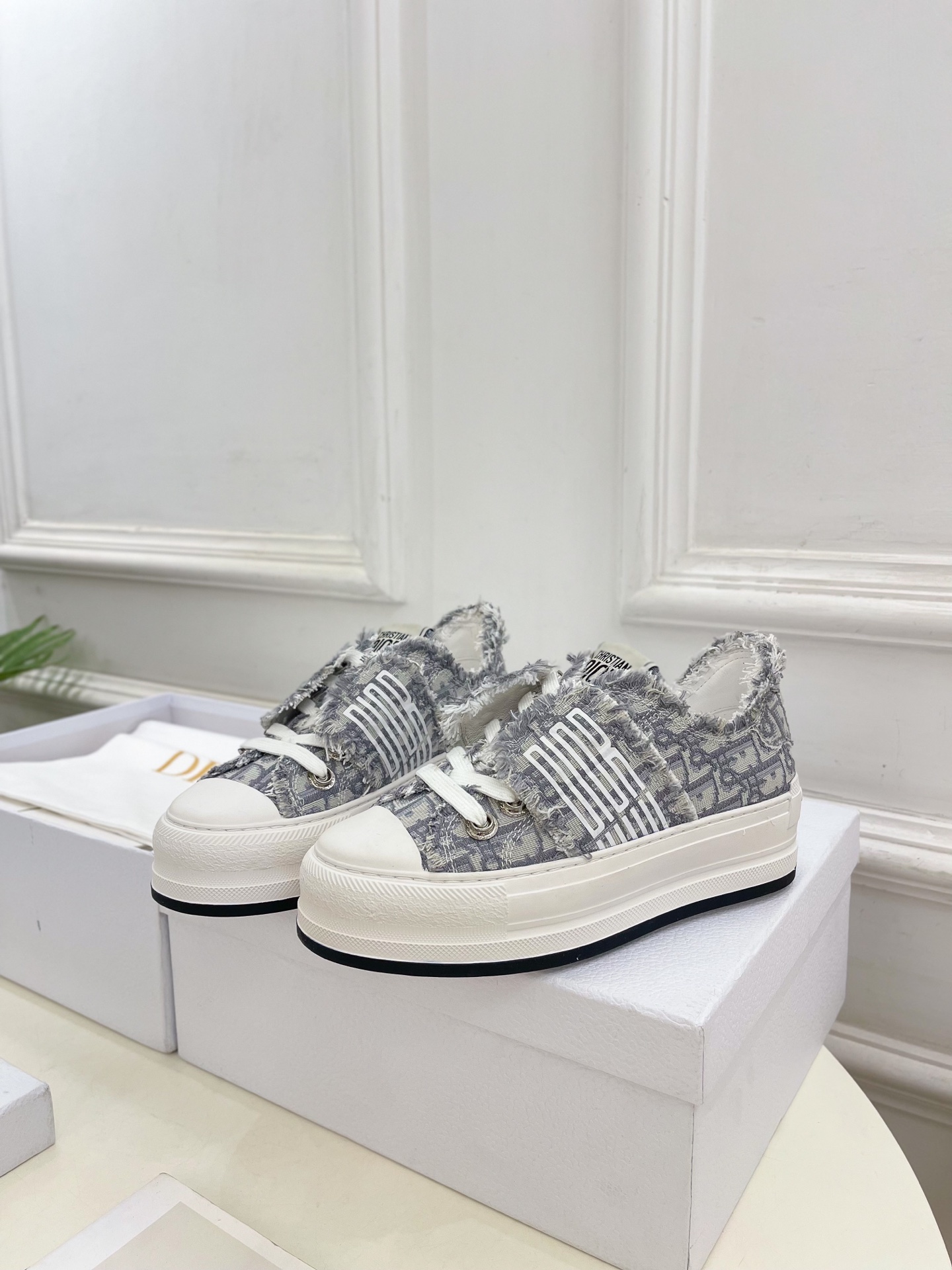 Dior |  迪奥  25𝐬𝐬 

🧡💚2025早春新品 顶级版本⚠️
专柜主打新款Walk'n'Di