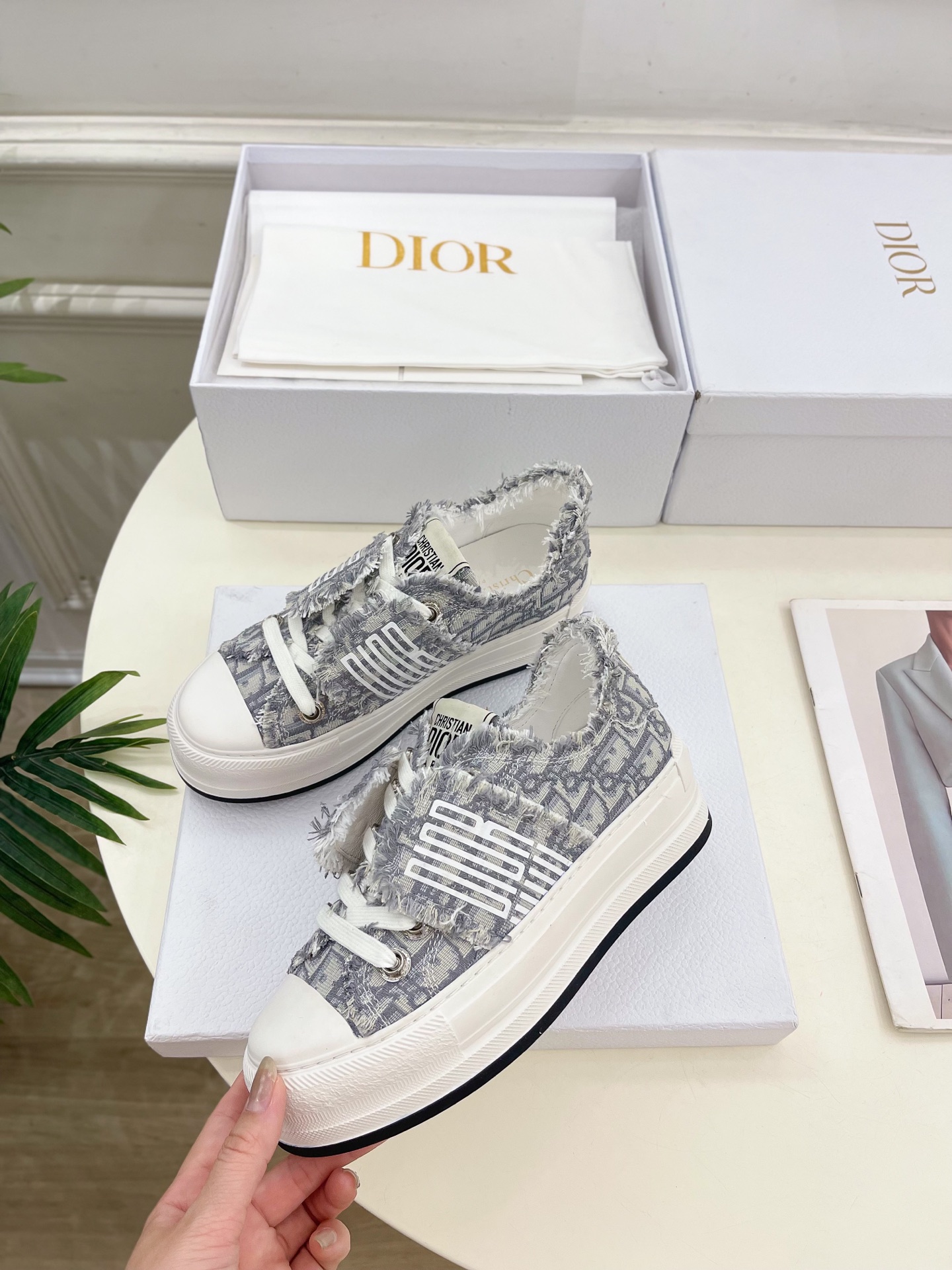Dior |  迪奥  25𝐬𝐬 

🧡💚2025早春新品 顶级版本⚠️
专柜主打新款Walk'n'Di
