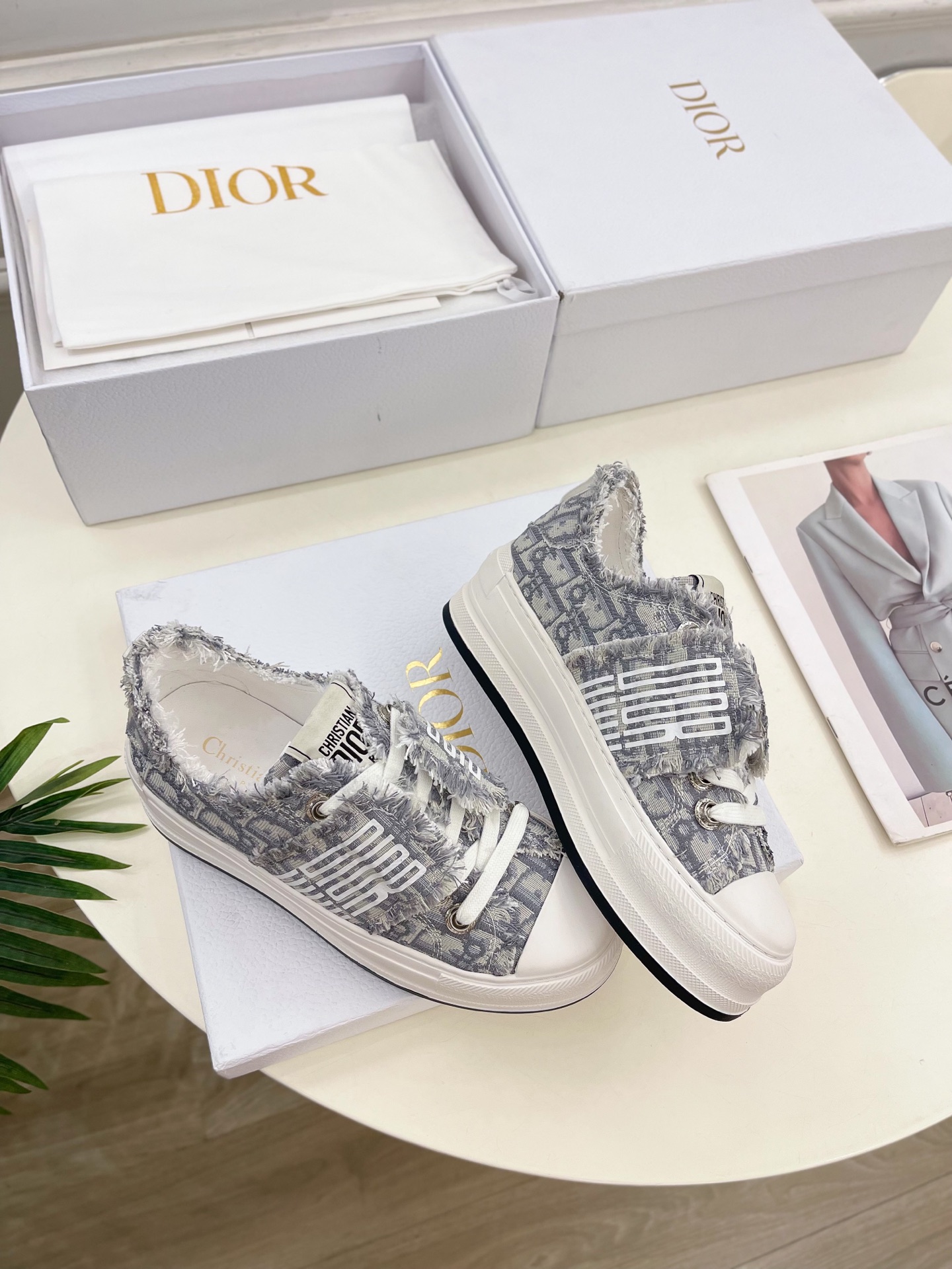 Dior |  迪奥  25𝐬𝐬 

🧡💚2025早春新品 顶级版本⚠️
专柜主打新款Walk'n'Di