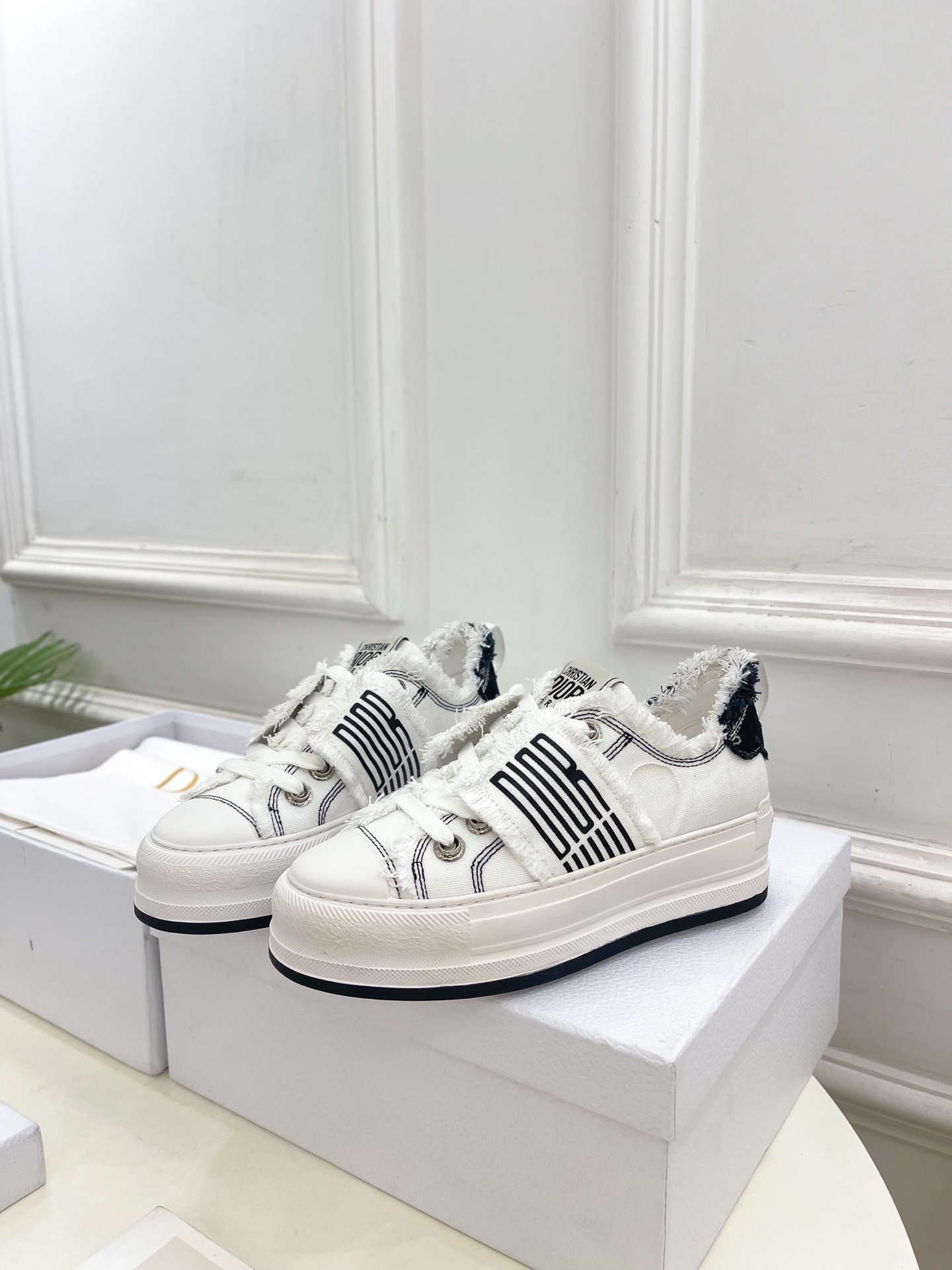 Dior |  迪奥  25𝐬𝐬 

🧡💚2025早春新品 顶级版本⚠️
专柜主打新款Walk'n'Di