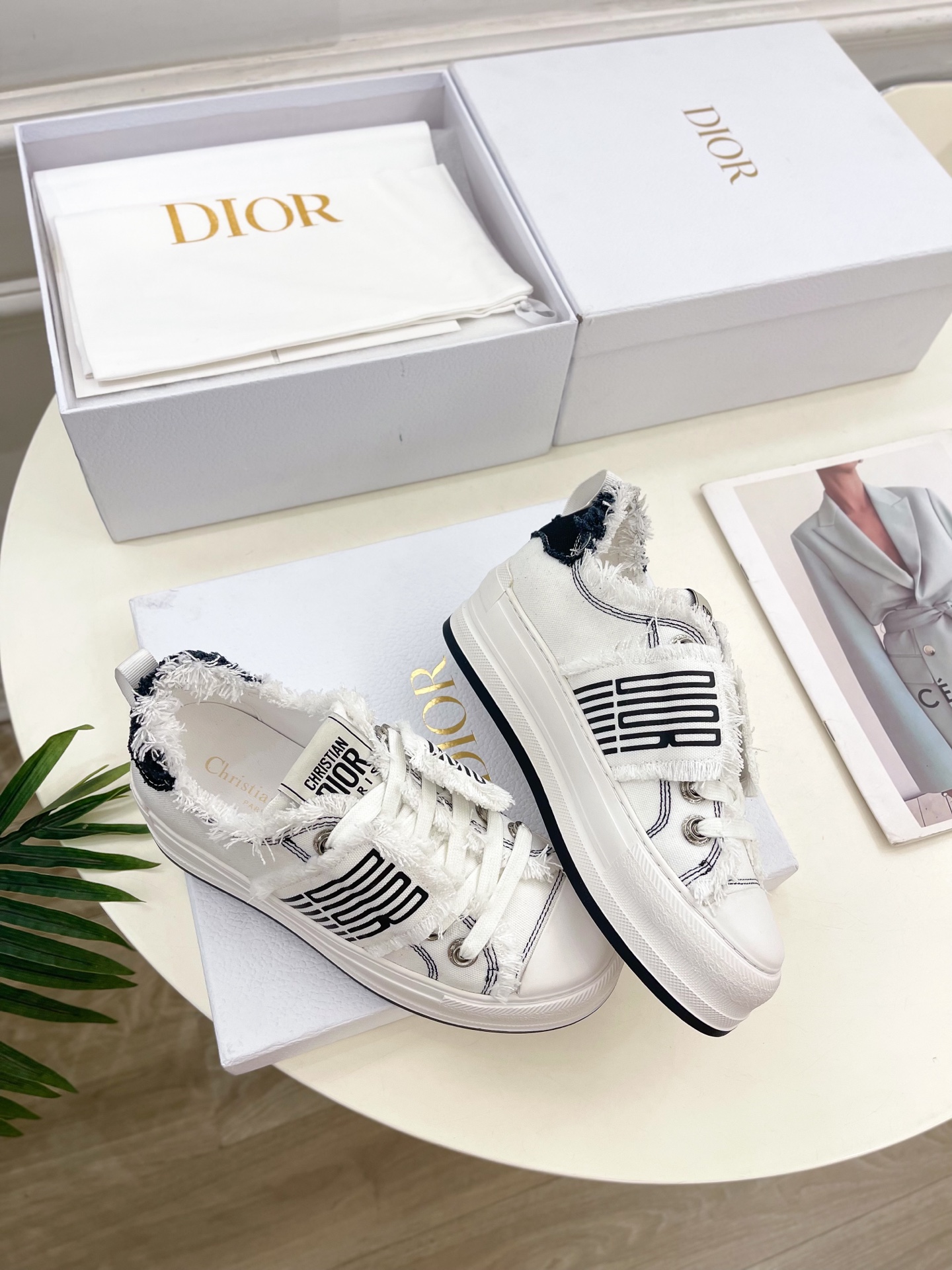 Dior |  迪奥  25𝐬𝐬 

🧡💚2025早春新品 顶级版本⚠️
专柜主打新款Walk'n'Di