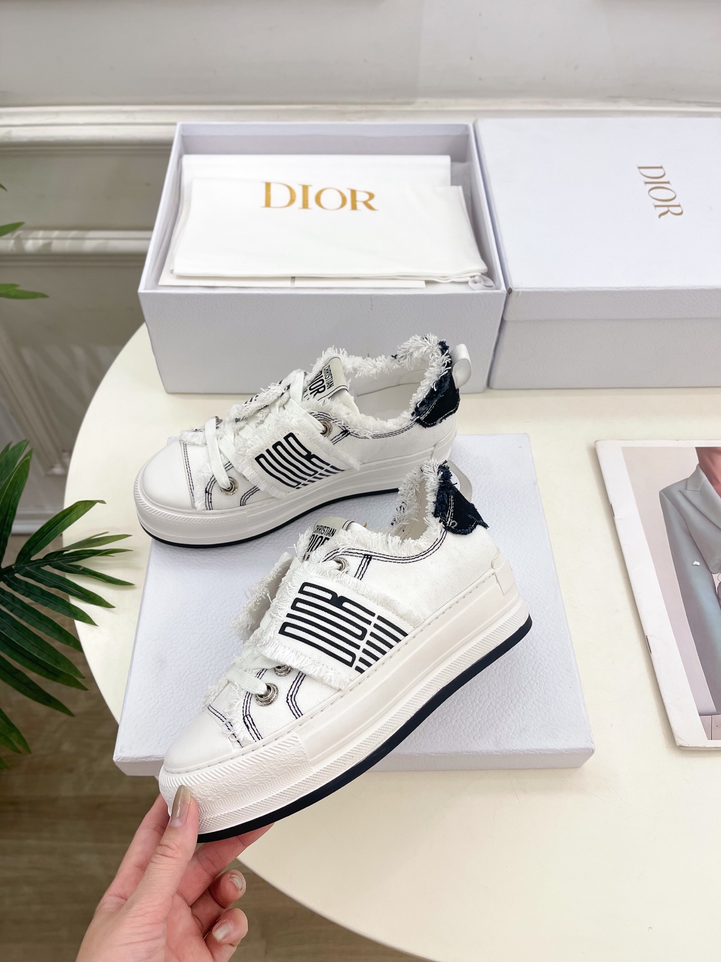 Dior |  迪奥  25𝐬𝐬 

🧡💚2025早春新品 顶级版本⚠️
专柜主打新款Walk'n'Di