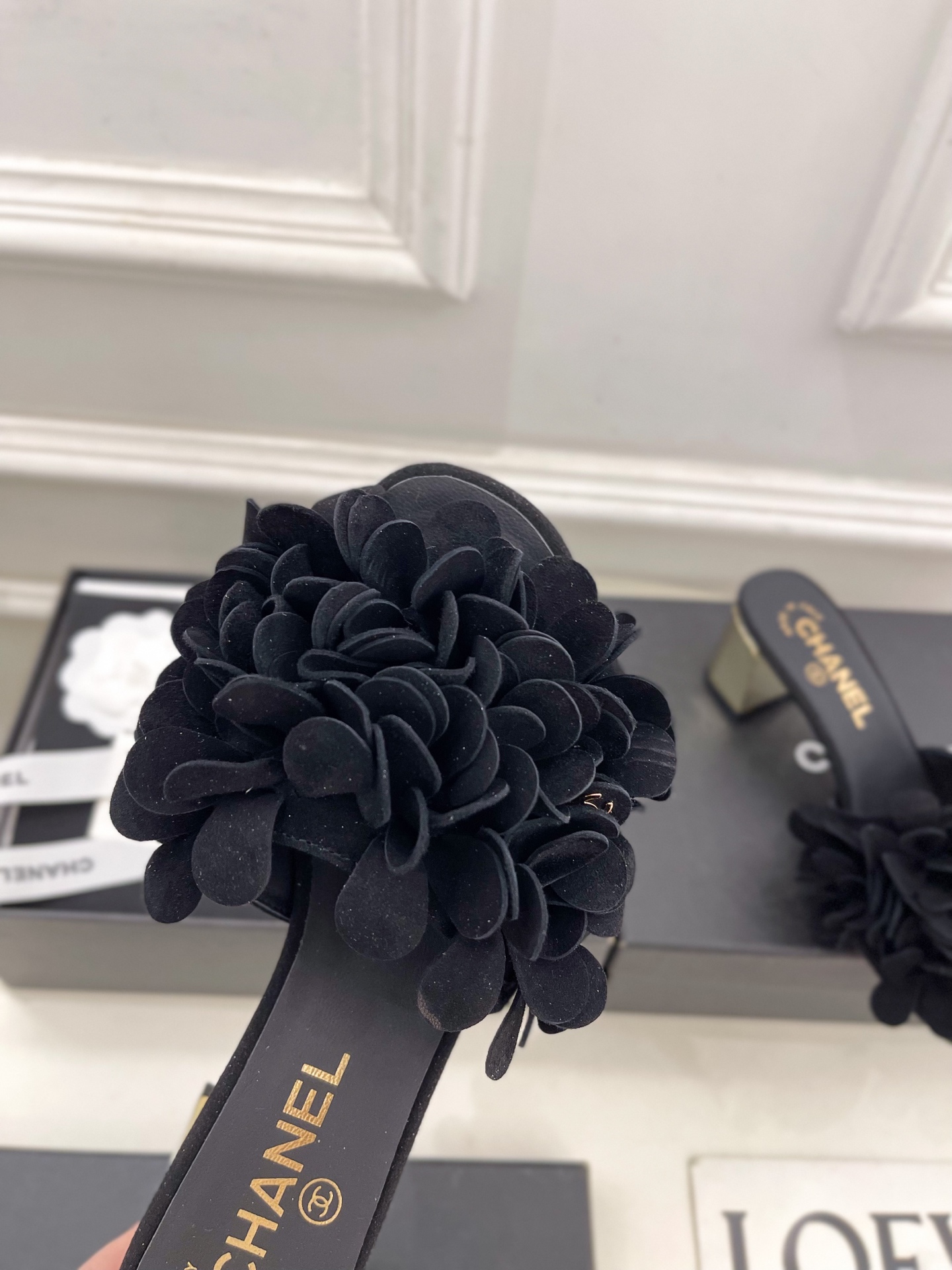 𝐂𝐇𝐀𝐍𝐄𝐋  | 小香  25𝐬𝐬 

🦋2025 春夏新品  专柜经典款 小香双C山茶花拖鞋系列上新