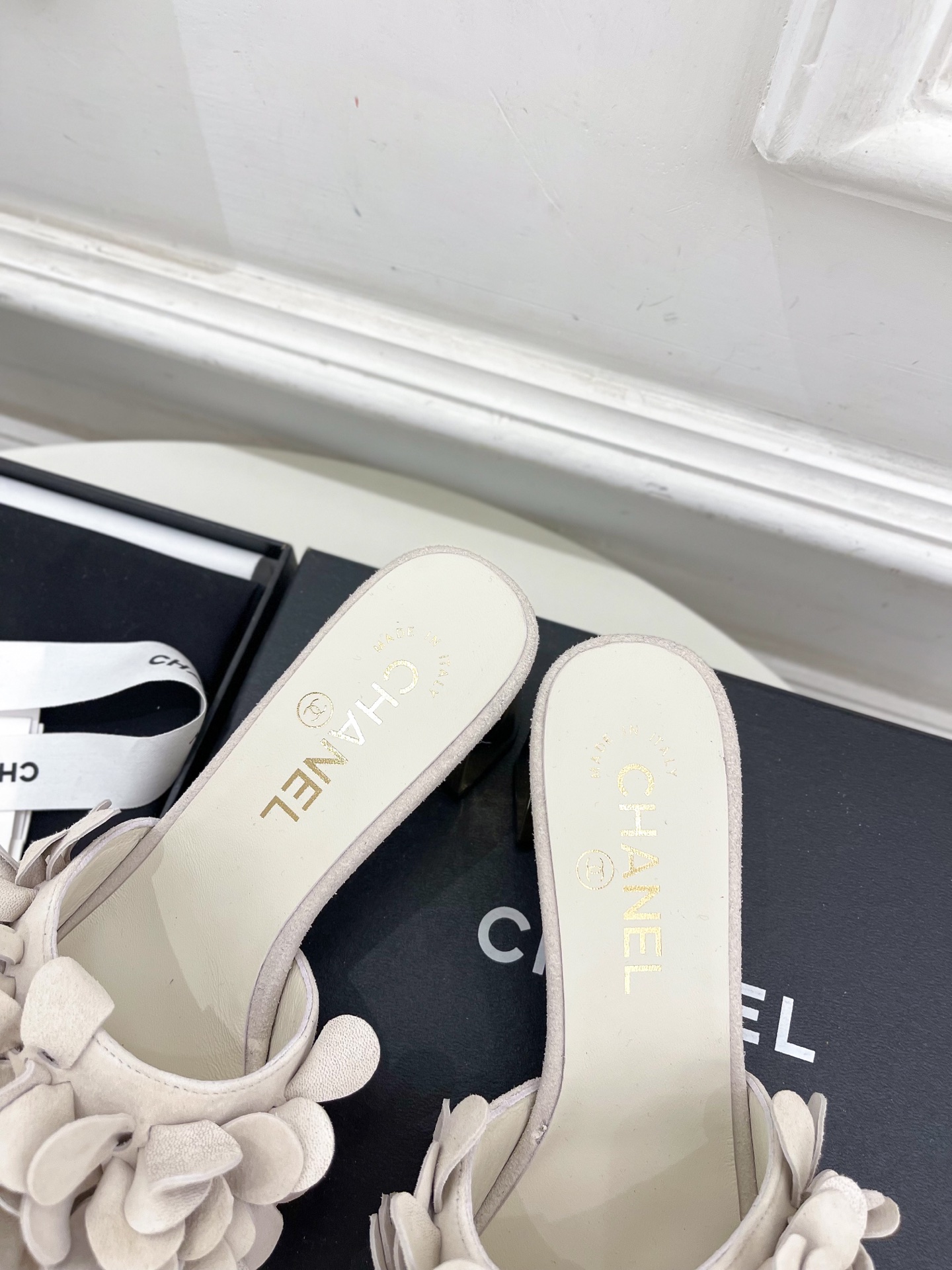 𝐂𝐇𝐀𝐍𝐄𝐋  | 小香  25𝐬𝐬 

🦋2025 春夏新品  专柜经典款 小香双C山茶花拖鞋系列上新