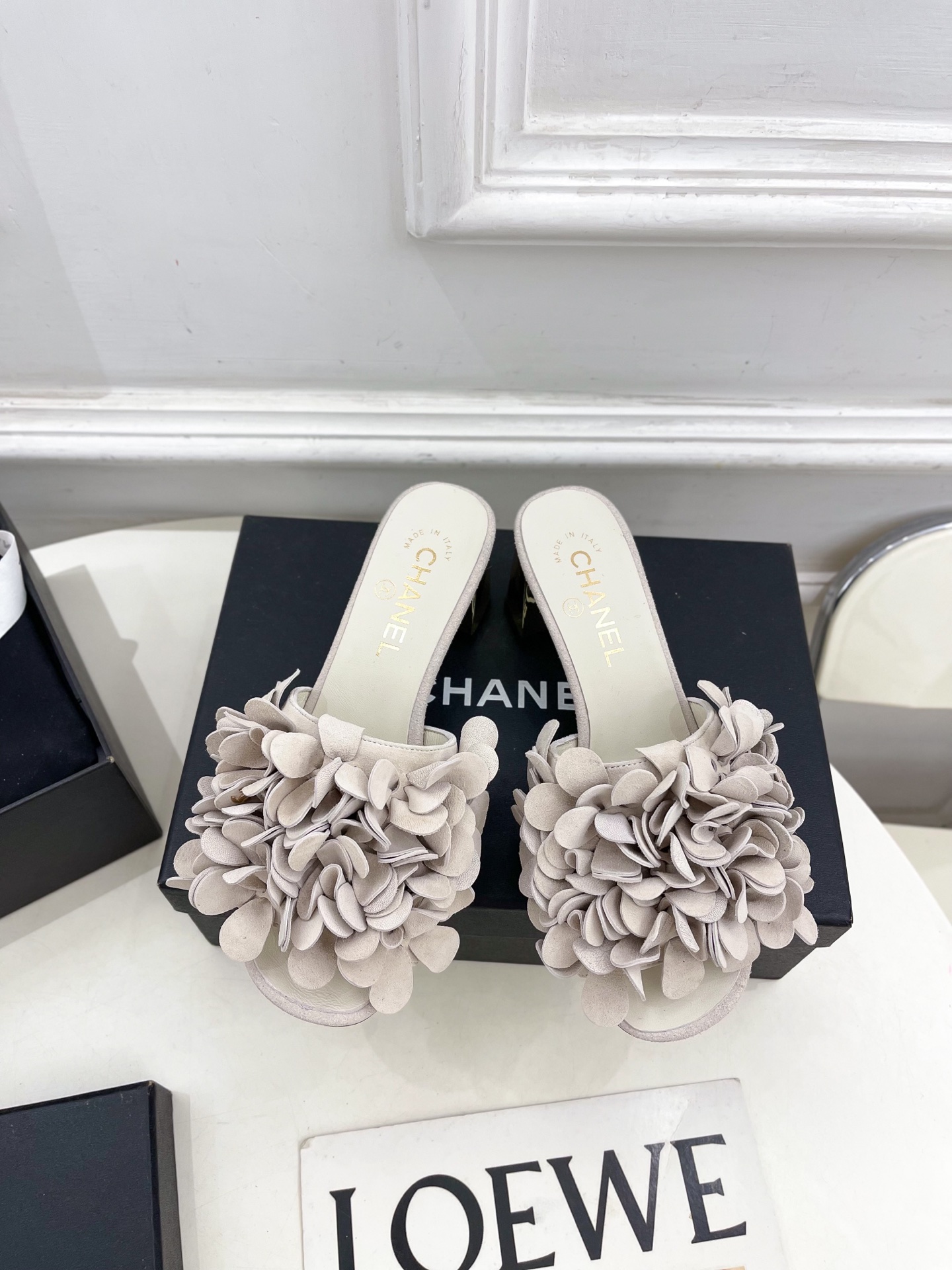 𝐂𝐇𝐀𝐍𝐄𝐋  | 小香  25𝐬𝐬 

🦋2025 春夏新品  专柜经典款 小香双C山茶花拖鞋系列上新