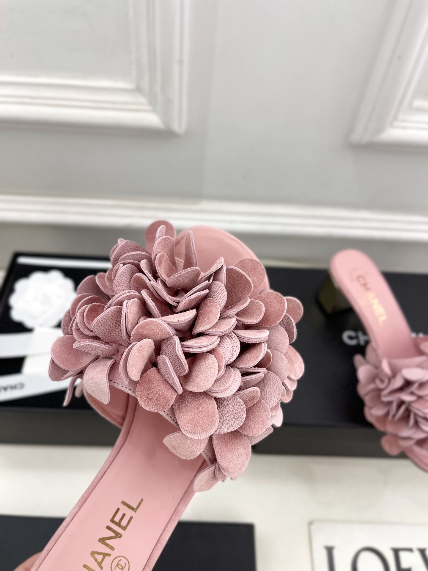 𝐂𝐇𝐀𝐍𝐄𝐋  | 小香  25𝐬𝐬 

🦋2025 春夏新品  专柜经典款 小香双C山茶花拖鞋系列上新