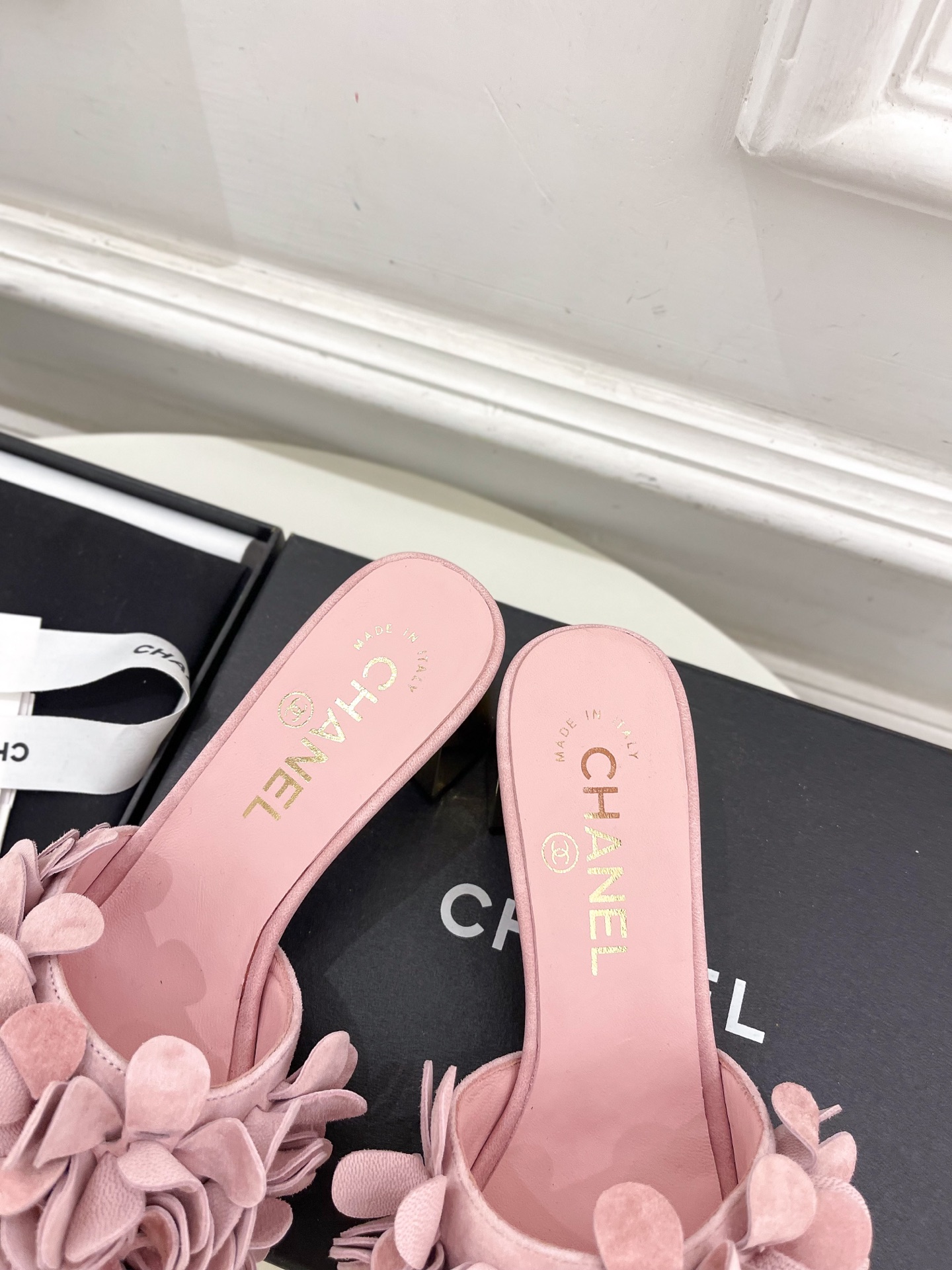 𝐂𝐇𝐀𝐍𝐄𝐋  | 小香  25𝐬𝐬 

🦋2025 春夏新品  专柜经典款 小香双C山茶花拖鞋系列上新
