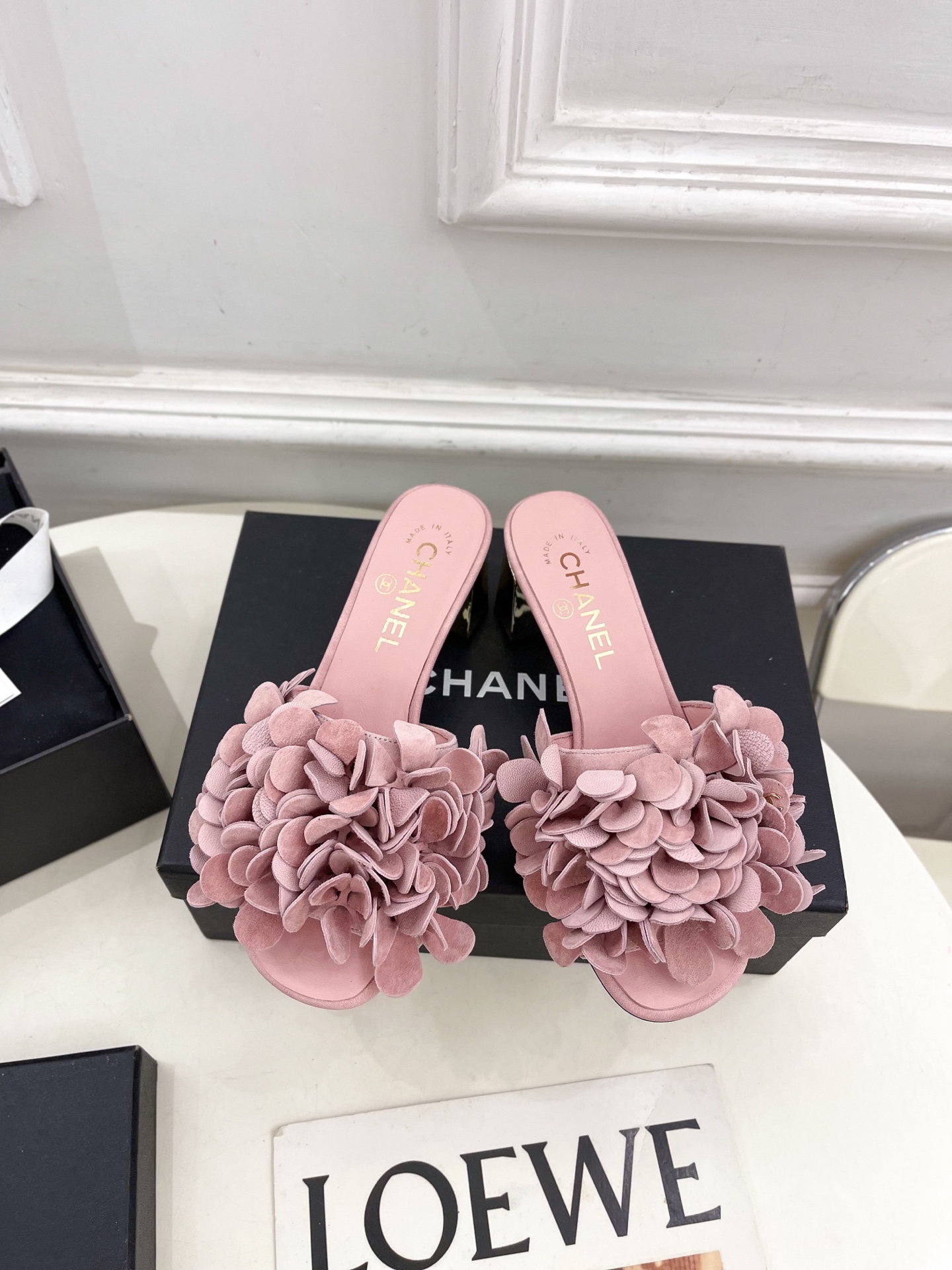 𝐂𝐇𝐀𝐍𝐄𝐋  | 小香  25𝐬𝐬 

🦋2025 春夏新品  专柜经典款 小香双C山茶花拖鞋系列上新