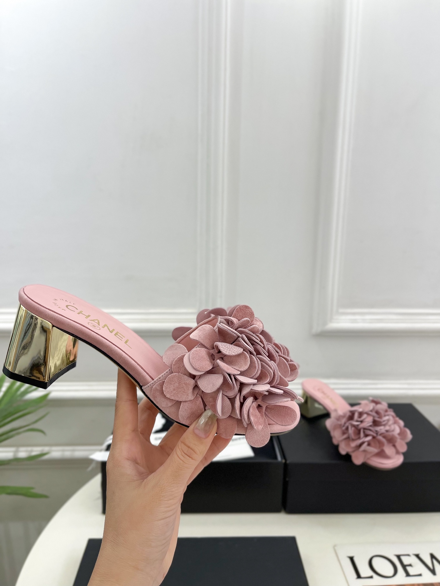 𝐂𝐇𝐀𝐍𝐄𝐋  | 小香  25𝐬𝐬 

🦋2025 春夏新品  专柜经典款 小香双C山茶花拖鞋系列上新