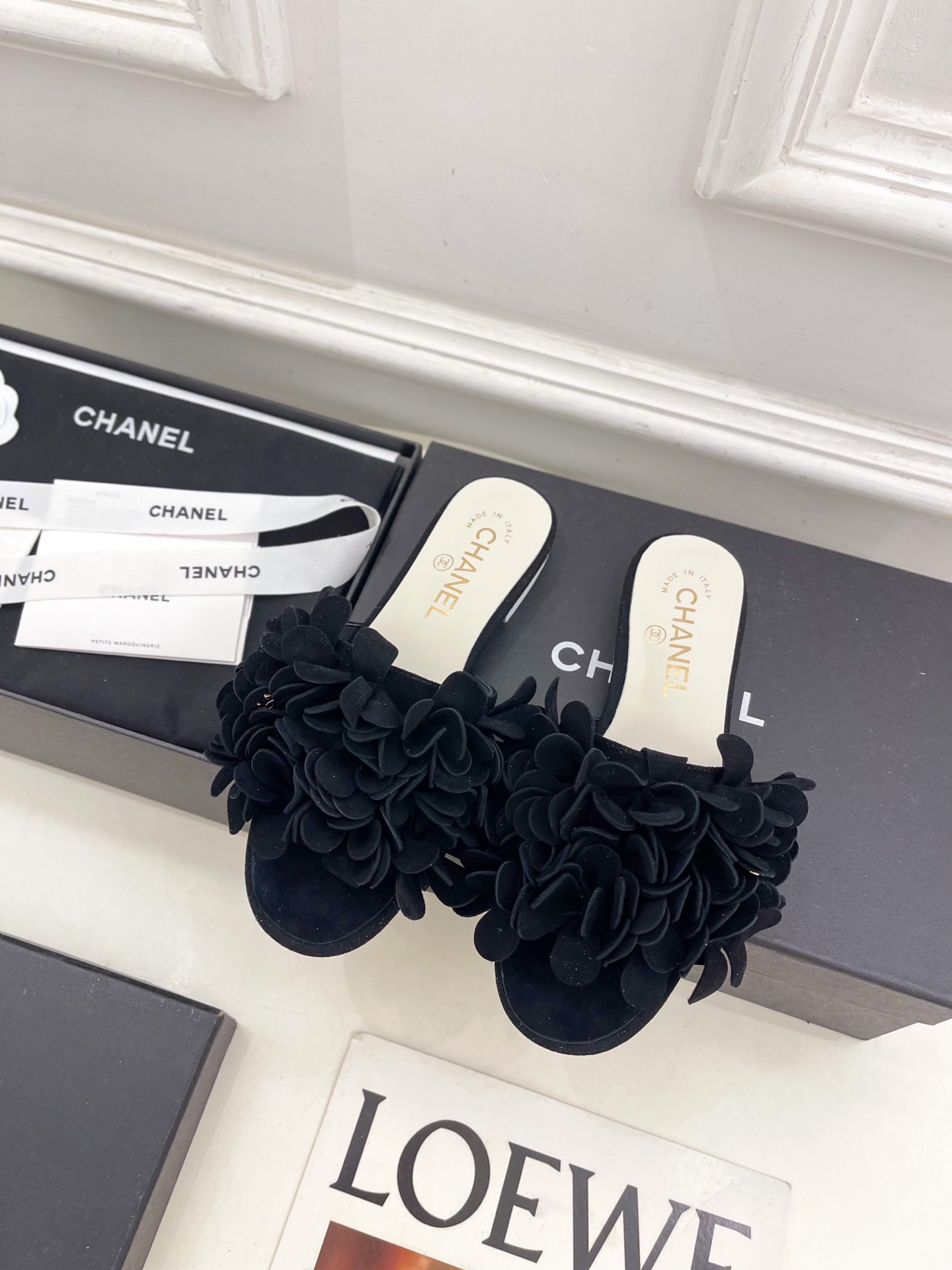 𝐂𝐇𝐀𝐍𝐄𝐋  | 小香  25𝐬𝐬 

🦋2025 春夏新品  专柜经典款 小香双C山茶花拖鞋系列上新