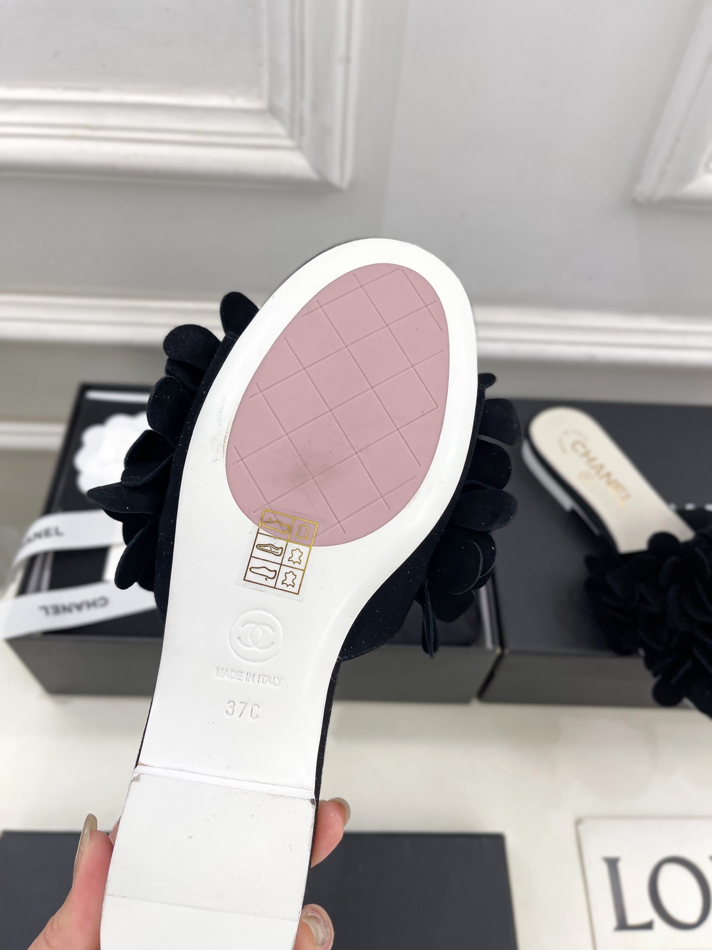 𝐂𝐇𝐀𝐍𝐄𝐋  | 小香  25𝐬𝐬 

🦋2025 春夏新品  专柜经典款 小香双C山茶花拖鞋系列上新