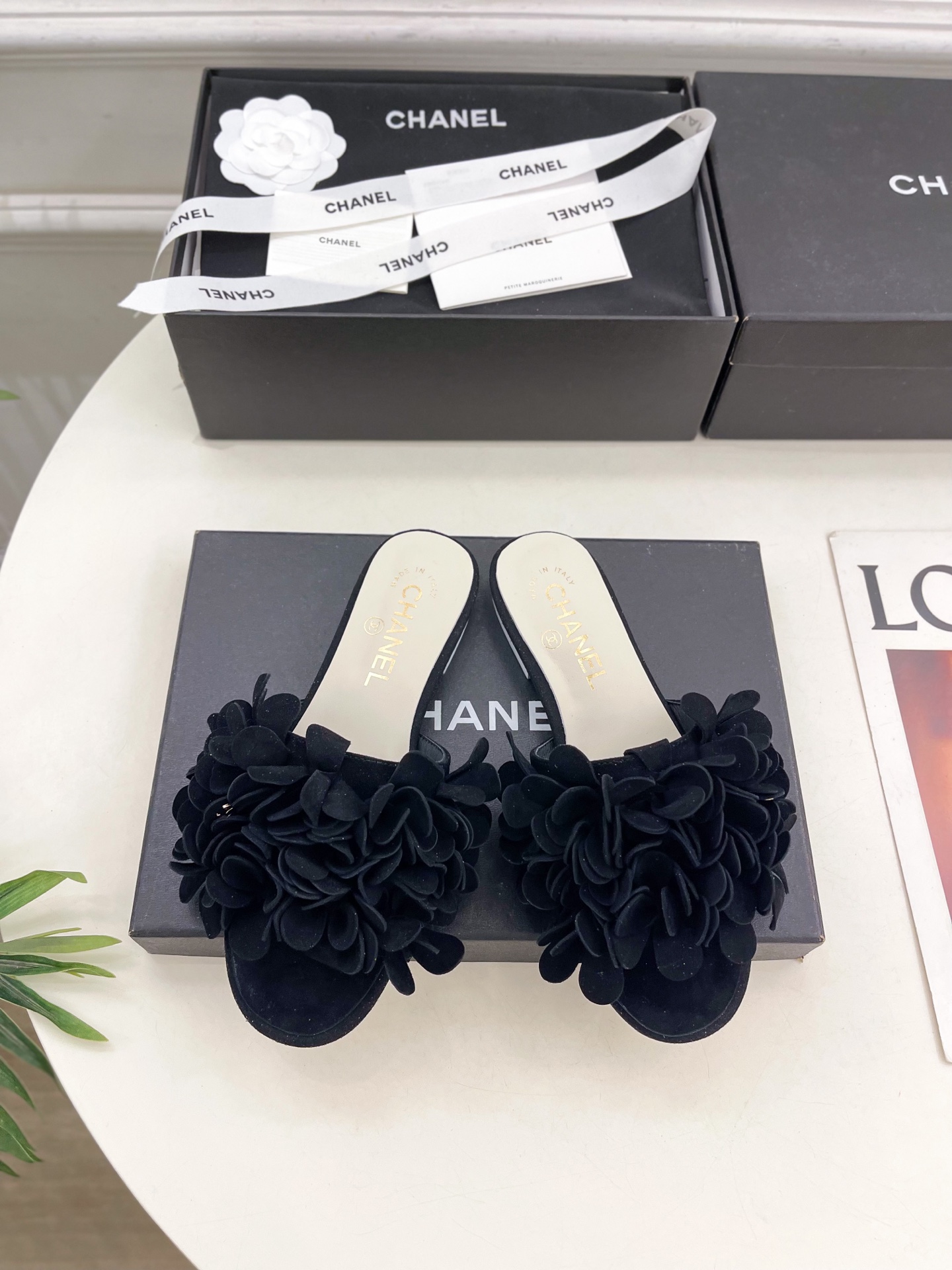 𝐂𝐇𝐀𝐍𝐄𝐋  | 小香  25𝐬𝐬 

🦋2025 春夏新品  专柜经典款 小香双C山茶花拖鞋系列上新