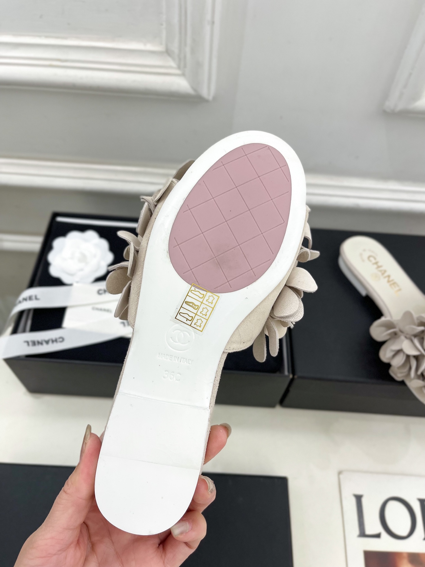𝐂𝐇𝐀𝐍𝐄𝐋  | 小香  25𝐬𝐬 

🦋2025 春夏新品  专柜经典款 小香双C山茶花拖鞋系列上新