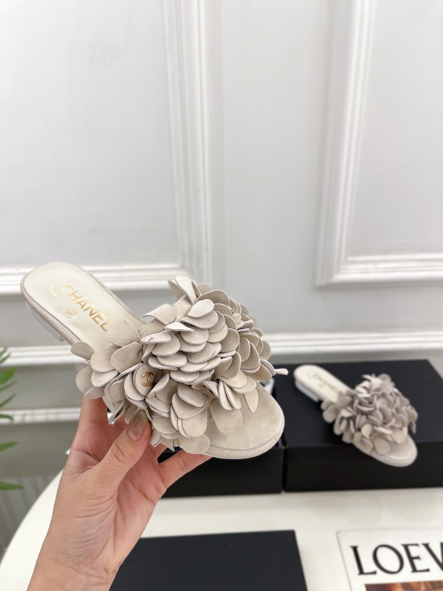 𝐂𝐇𝐀𝐍𝐄𝐋  | 小香  25𝐬𝐬 

🦋2025 春夏新品  专柜经典款 小香双C山茶花拖鞋系列上新