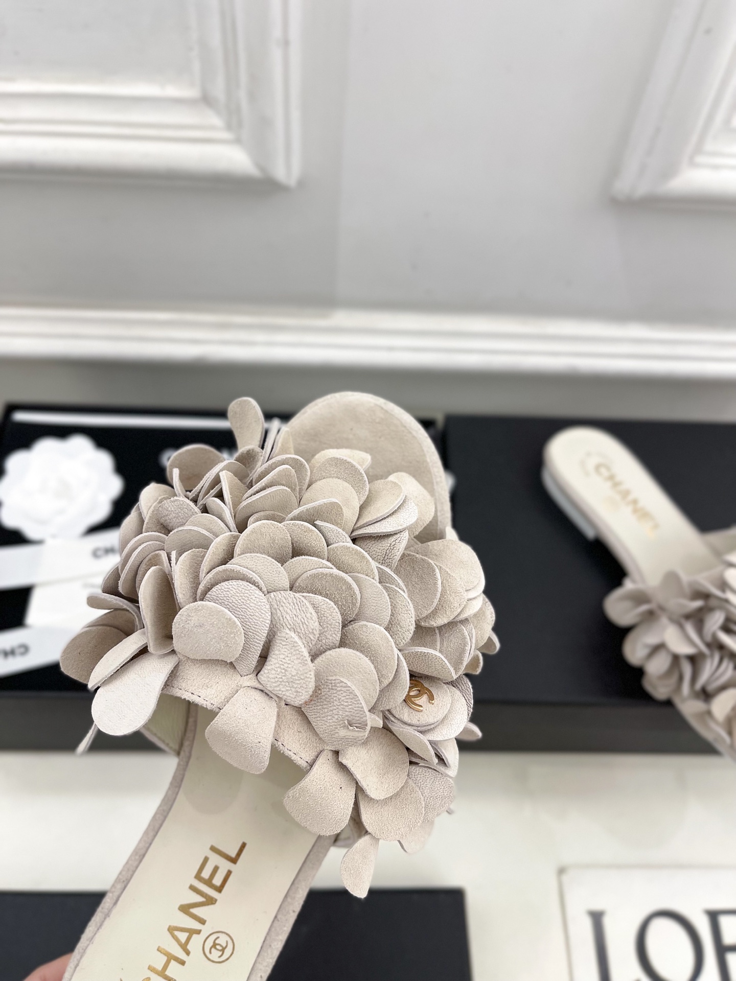 𝐂𝐇𝐀𝐍𝐄𝐋  | 小香  25𝐬𝐬 

🦋2025 春夏新品  专柜经典款 小香双C山茶花拖鞋系列上新
