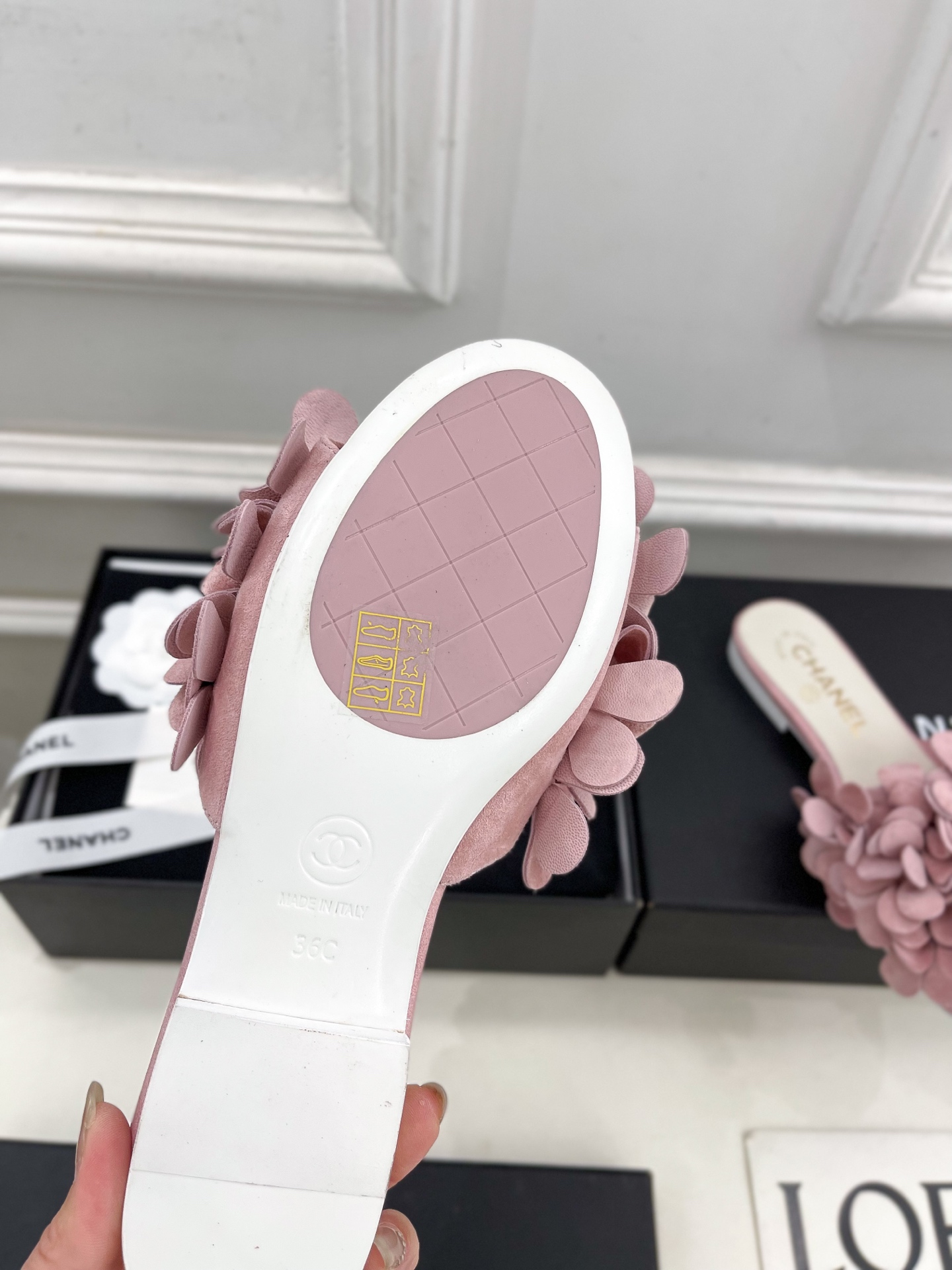 𝐂𝐇𝐀𝐍𝐄𝐋  | 小香  25𝐬𝐬 

🦋2025 春夏新品  专柜经典款 小香双C山茶花拖鞋系列上新