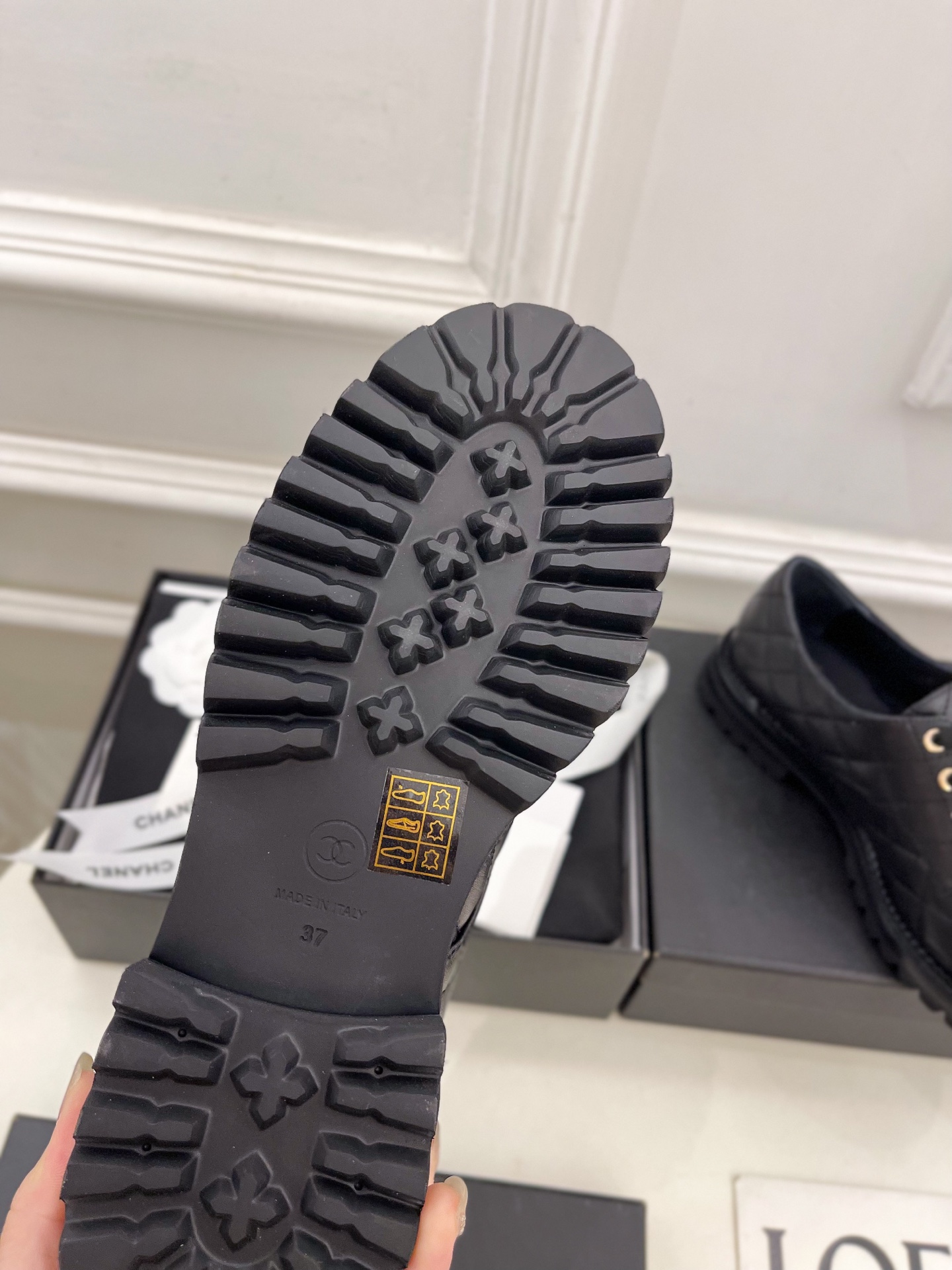 𝐂𝐇𝐀𝐍𝐄𝐋  | 小香  25𝐬𝐬 

🦋2025 春夏新品  专柜经典款 小香双C扣菱格系带小皮鞋系