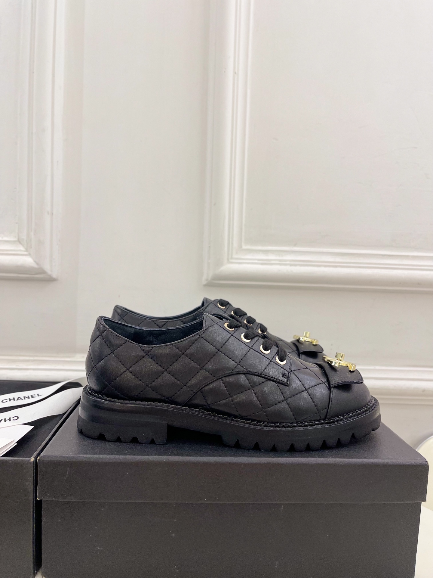 𝐂𝐇𝐀𝐍𝐄𝐋  | 小香  25𝐬𝐬 

🦋2025 春夏新品  专柜经典款 小香双C扣菱格系带小皮鞋系