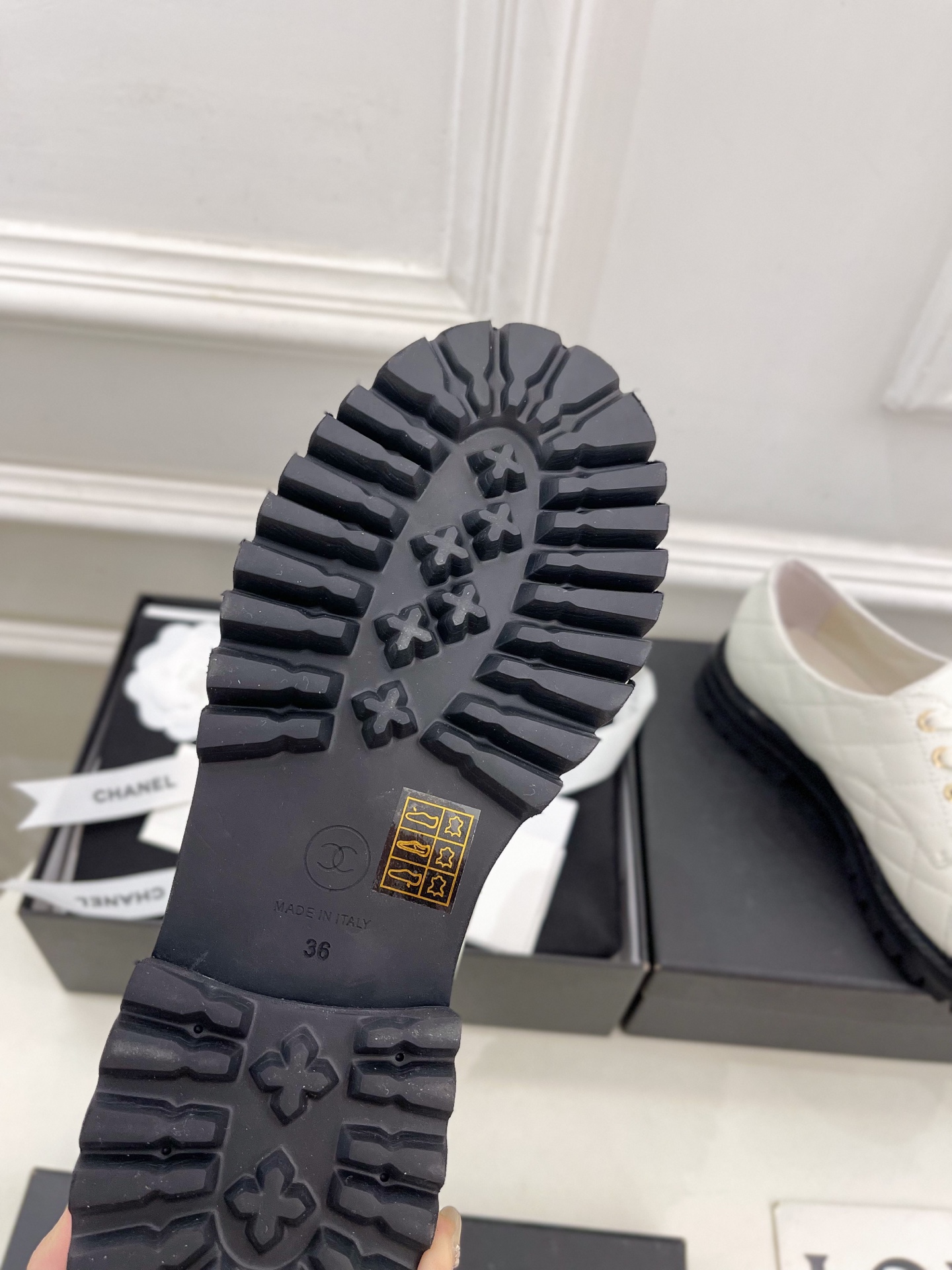 𝐂𝐇𝐀𝐍𝐄𝐋  | 小香  25𝐬𝐬 

🦋2025 春夏新品  专柜经典款 小香双C扣菱格系带小皮鞋系