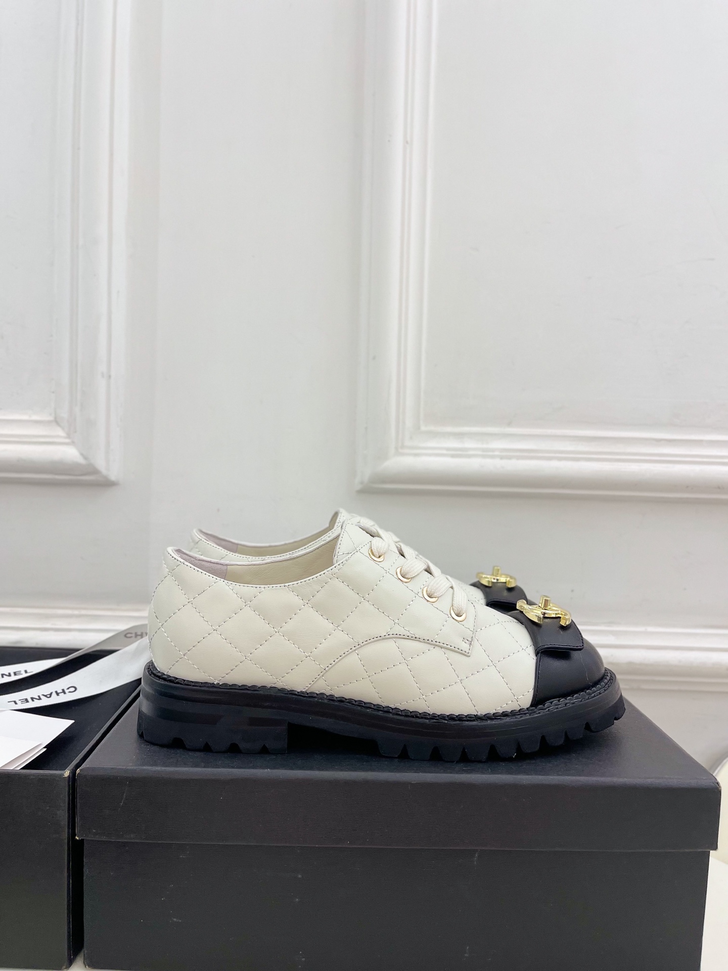 𝐂𝐇𝐀𝐍𝐄𝐋  | 小香  25𝐬𝐬 

🦋2025 春夏新品  专柜经典款 小香双C扣菱格系带小皮鞋系