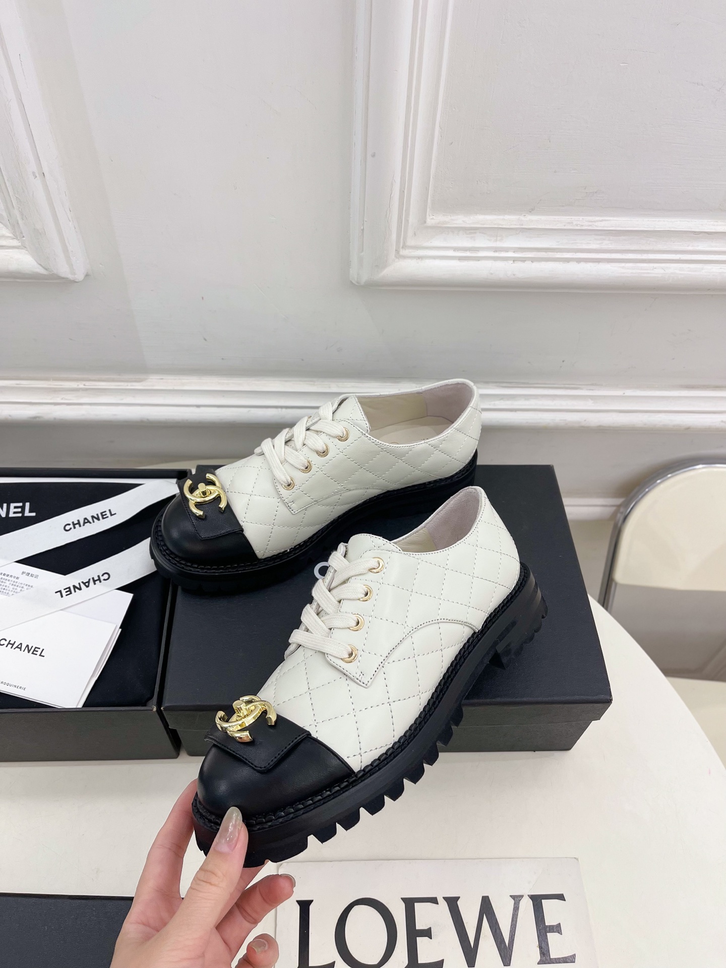 𝐂𝐇𝐀𝐍𝐄𝐋  | 小香  25𝐬𝐬 

🦋2025 春夏新品  专柜经典款 小香双C扣菱格系带小皮鞋系