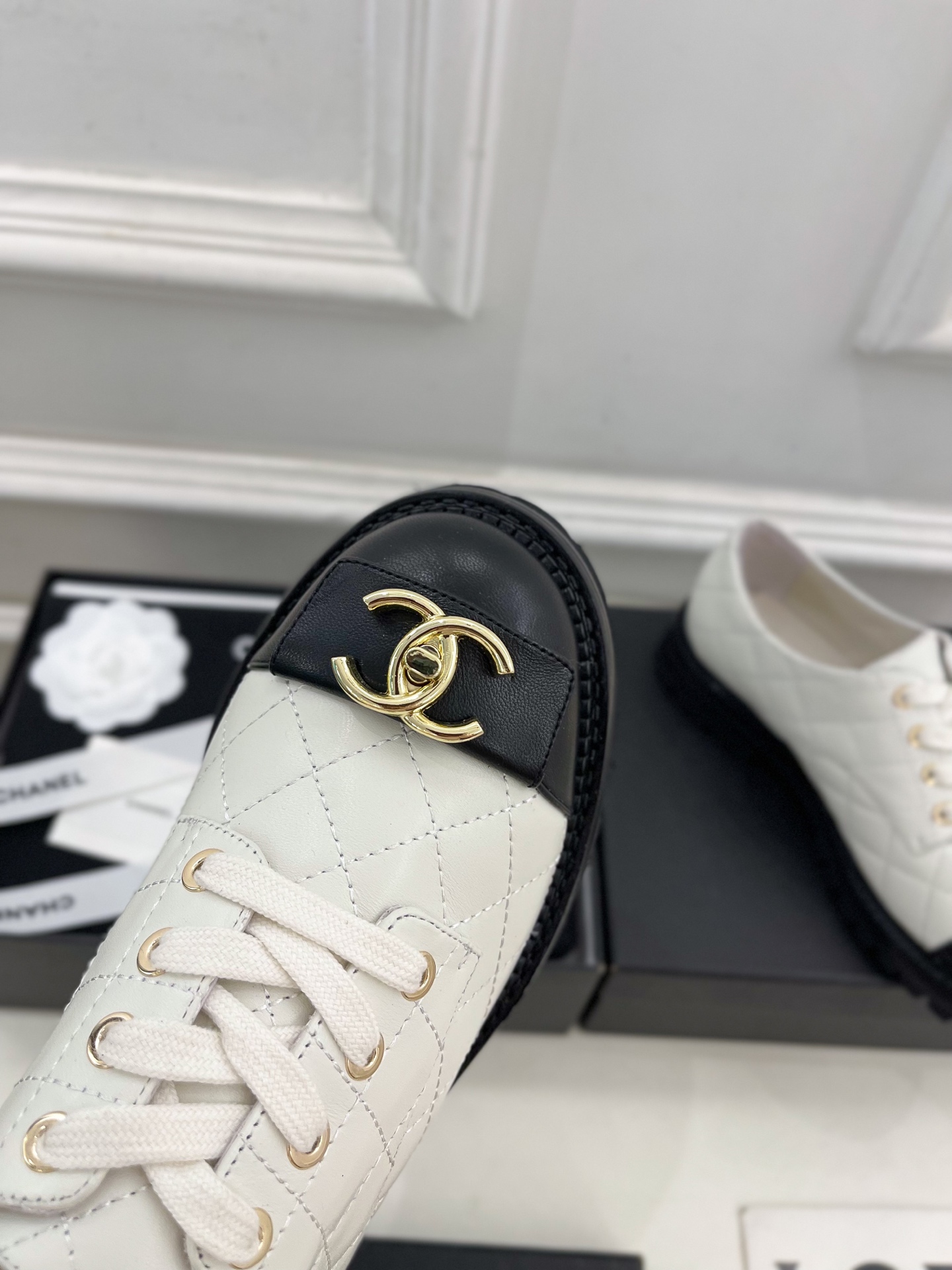 𝐂𝐇𝐀𝐍𝐄𝐋  | 小香  25𝐬𝐬 

🦋2025 春夏新品  专柜经典款 小香双C扣菱格系带小皮鞋系