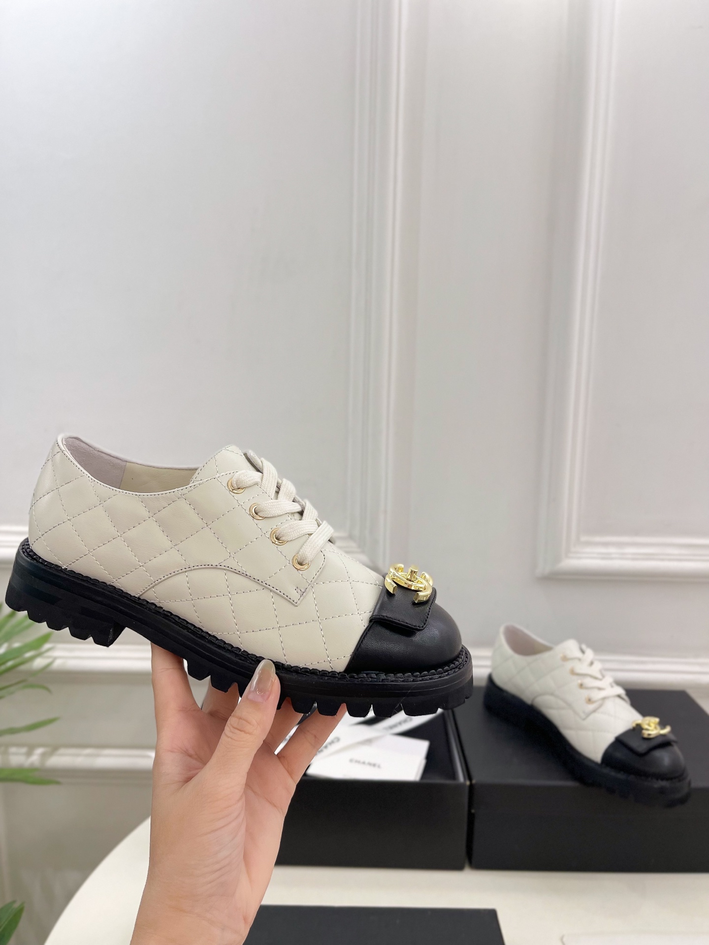 𝐂𝐇𝐀𝐍𝐄𝐋  | 小香  25𝐬𝐬 

🦋2025 春夏新品  专柜经典款 小香双C扣菱格系带小皮鞋系