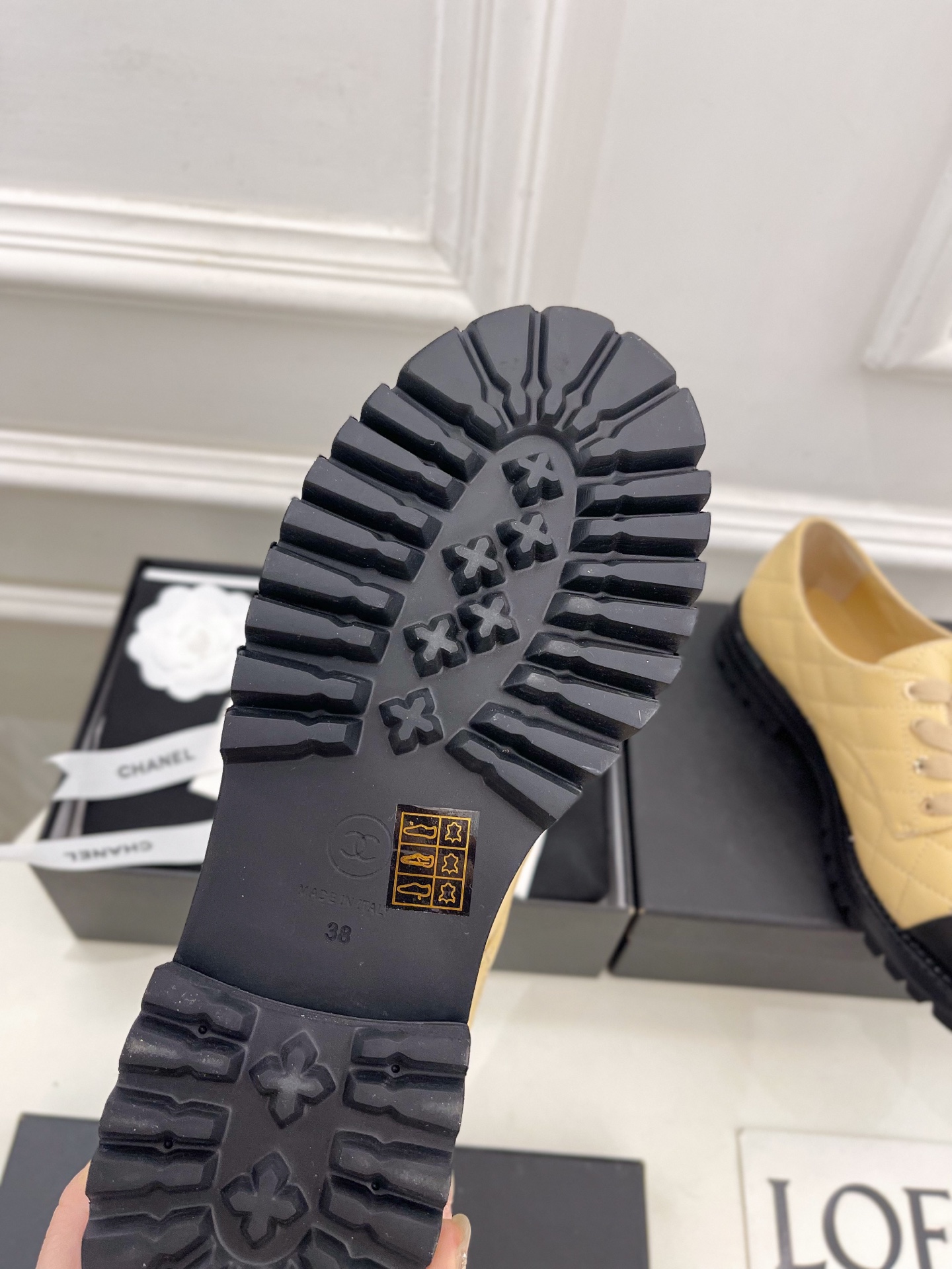 𝐂𝐇𝐀𝐍𝐄𝐋  | 小香  25𝐬𝐬 

🦋2025 春夏新品  专柜经典款 小香双C扣菱格系带小皮鞋系