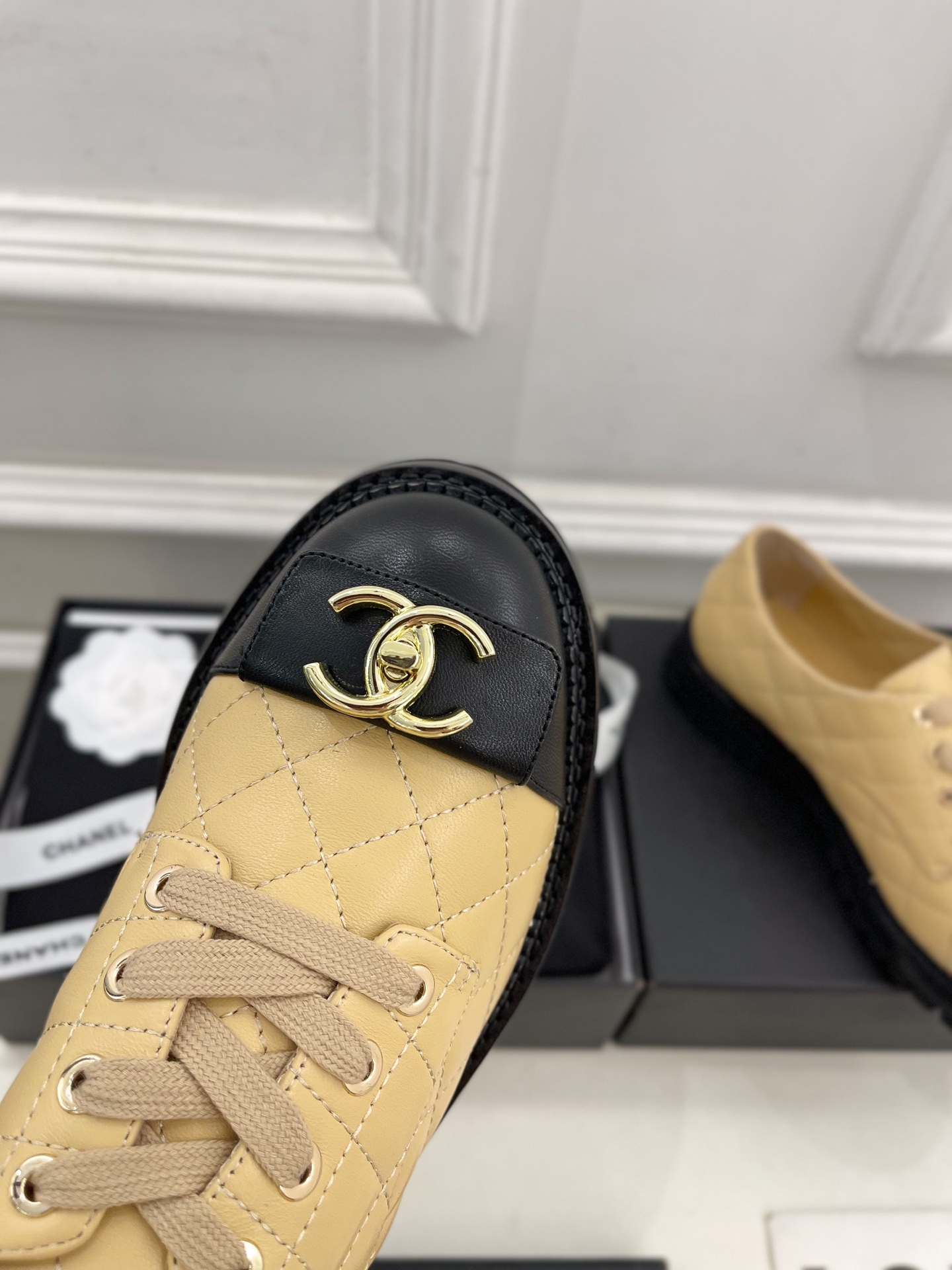 𝐂𝐇𝐀𝐍𝐄𝐋  | 小香  25𝐬𝐬 

🦋2025 春夏新品  专柜经典款 小香双C扣菱格系带小皮鞋系
