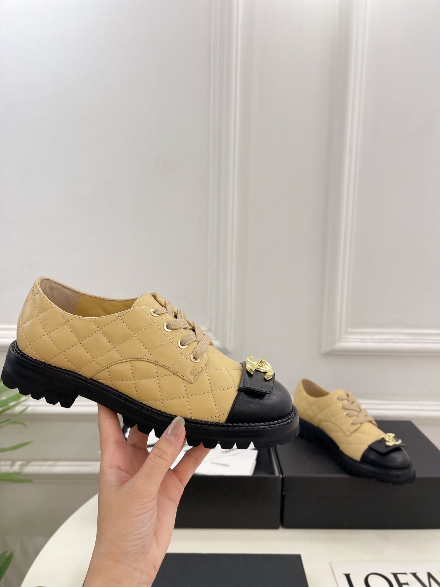 𝐂𝐇𝐀𝐍𝐄𝐋  | 小香  25𝐬𝐬 

🦋2025 春夏新品  专柜经典款 小香双C扣菱格系带小皮鞋系