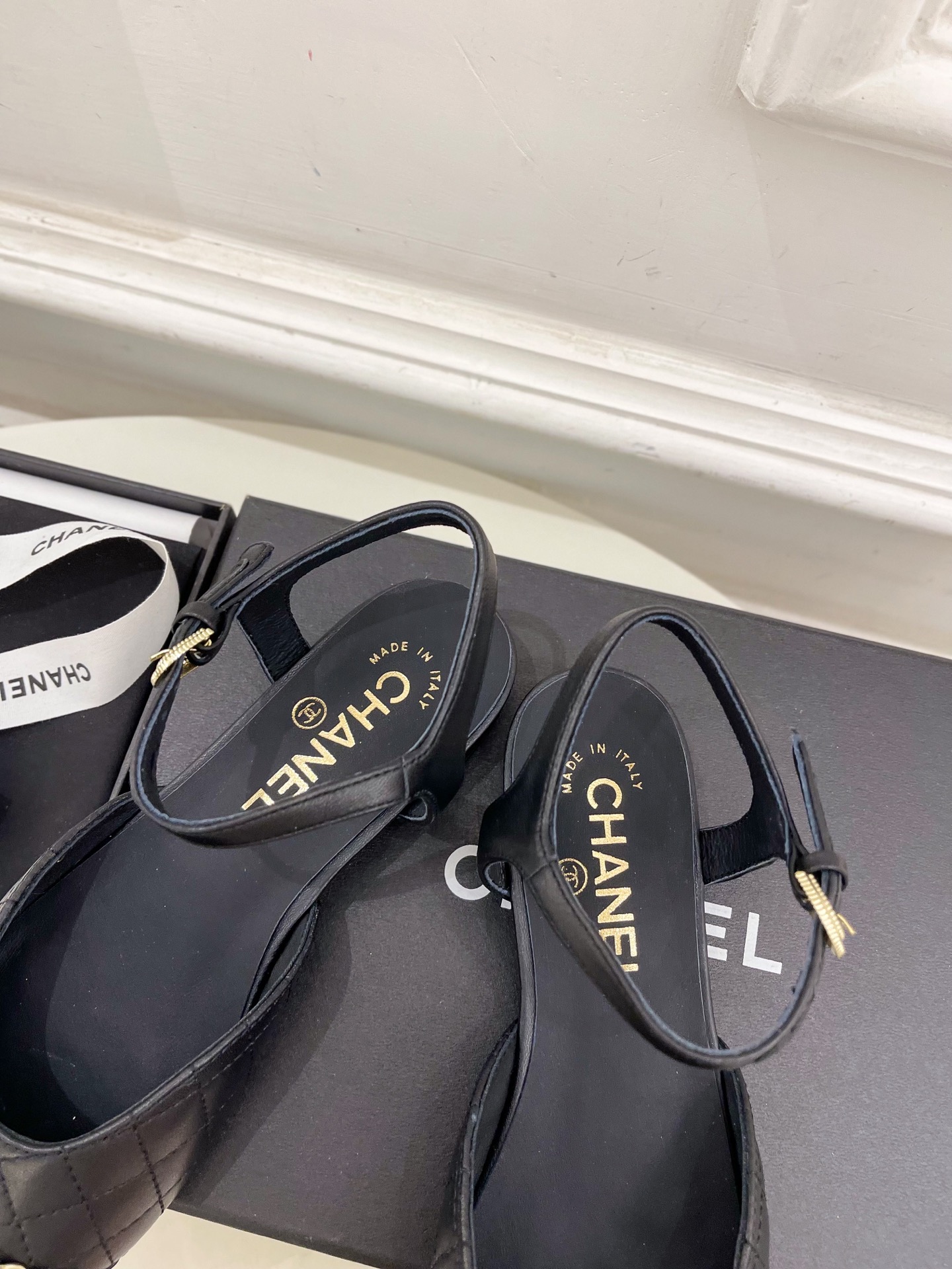 𝐂𝐇𝐀𝐍𝐄𝐋  | 小香  25𝐬𝐬 

🦋2025 春夏新品  专柜经典款 小香双C菱格链条凉鞋系列上