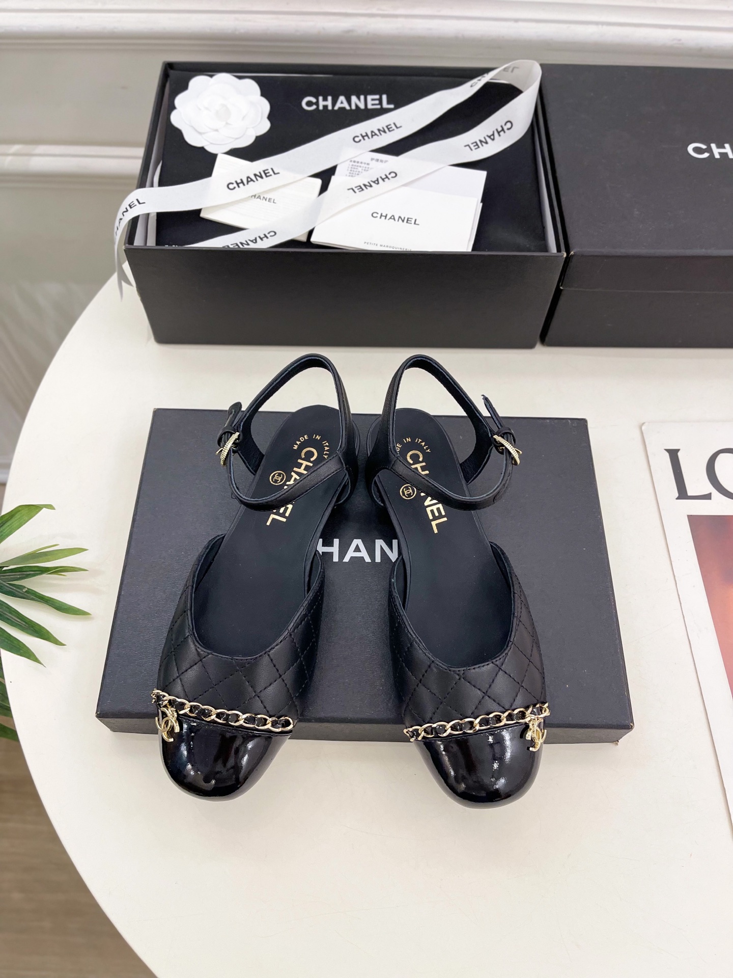 𝐂𝐇𝐀𝐍𝐄𝐋  | 小香  25𝐬𝐬 

🦋2025 春夏新品  专柜经典款 小香双C菱格链条凉鞋系列上