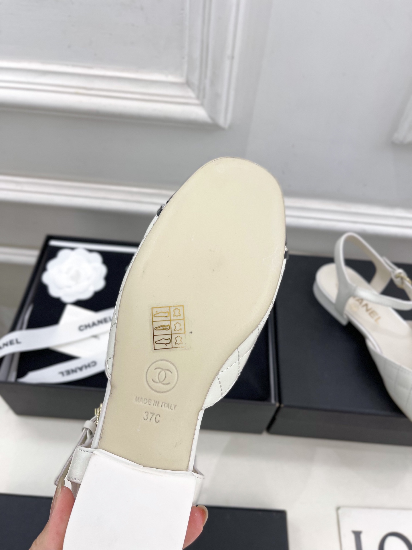 𝐂𝐇𝐀𝐍𝐄𝐋  | 小香  25𝐬𝐬 

🦋2025 春夏新品  专柜经典款 小香双C菱格链条凉鞋系列上
