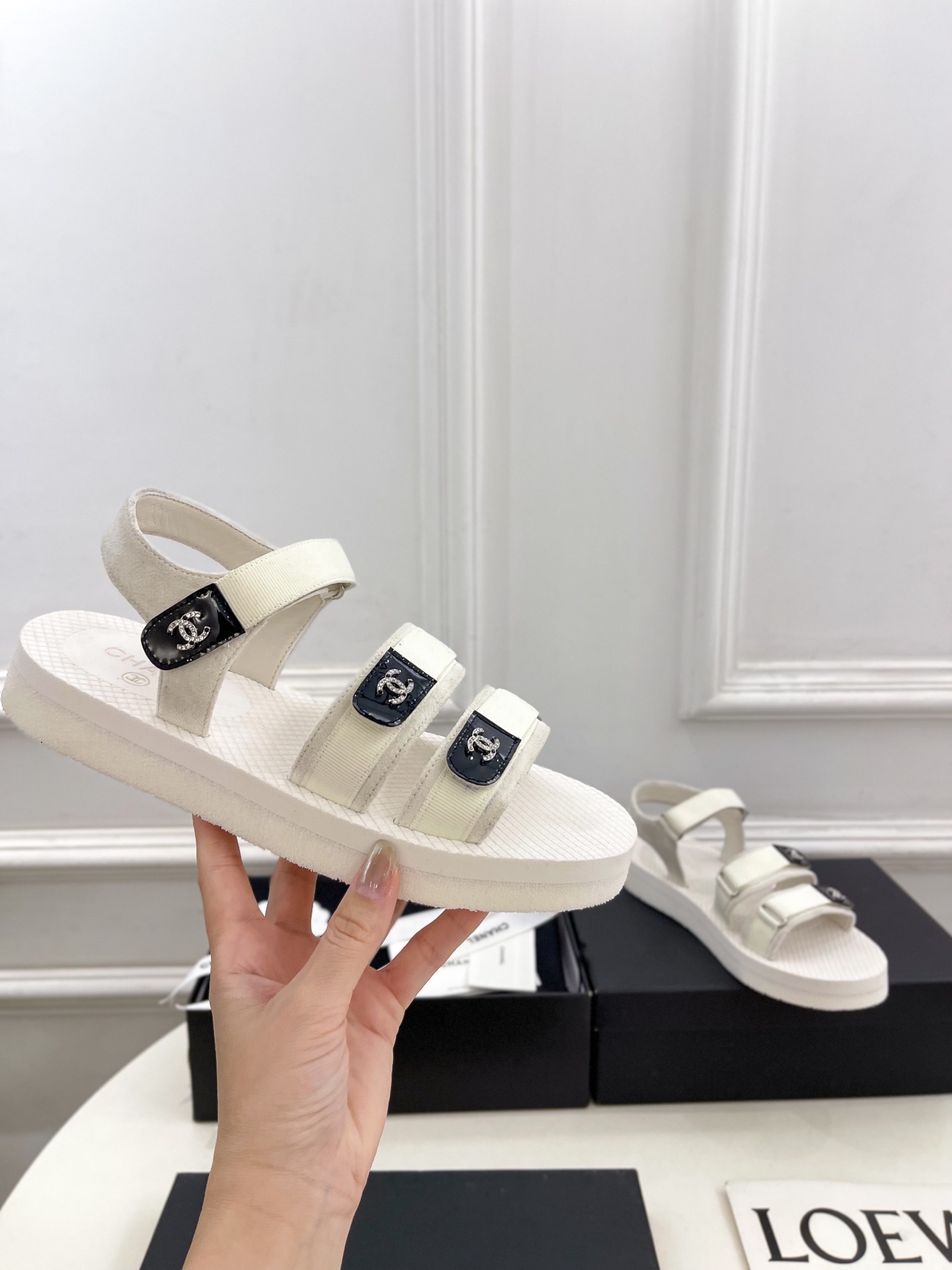 𝐂𝐇𝐀𝐍𝐄𝐋  | 小香  25𝐬𝐬 

🦋2025 春夏新品  专柜经典款 小香双C水钻魔术贴沙滩凉鞋