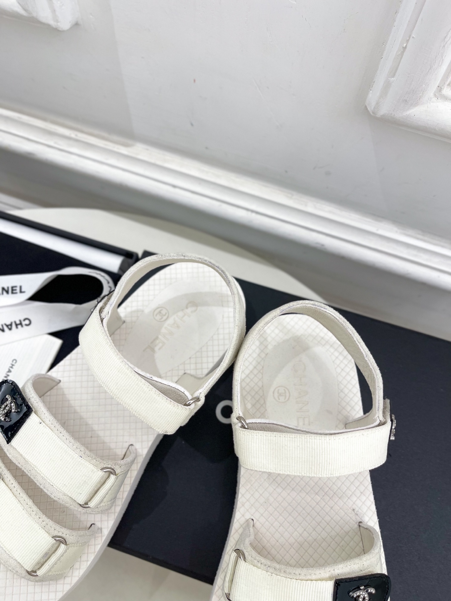 𝐂𝐇𝐀𝐍𝐄𝐋  | 小香  25𝐬𝐬 

🦋2025 春夏新品  专柜经典款 小香双C水钻魔术贴沙滩凉鞋