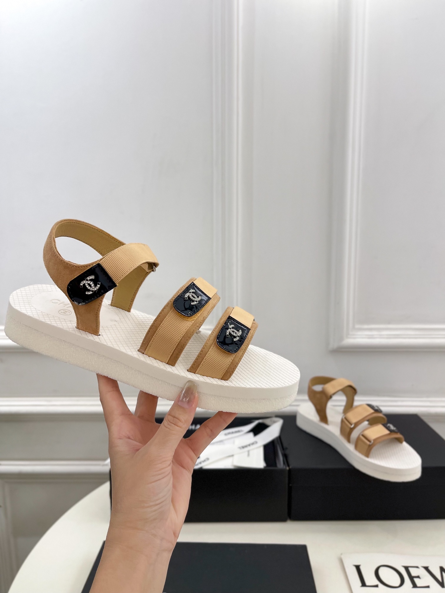 𝐂𝐇𝐀𝐍𝐄𝐋  | 小香  25𝐬𝐬 

🦋2025 春夏新品  专柜经典款 小香双C水钻魔术贴沙滩凉鞋