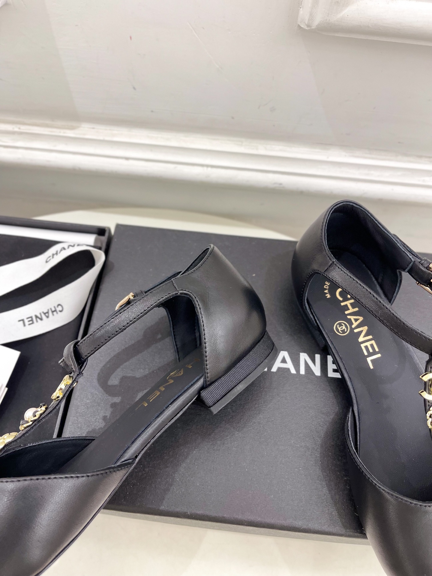 𝐂𝐇𝐀𝐍𝐄𝐋  | 小香  25𝐬𝐬 

🦋2025 春夏新品  专柜经典款 小香双C山茶花T字带玛丽珍