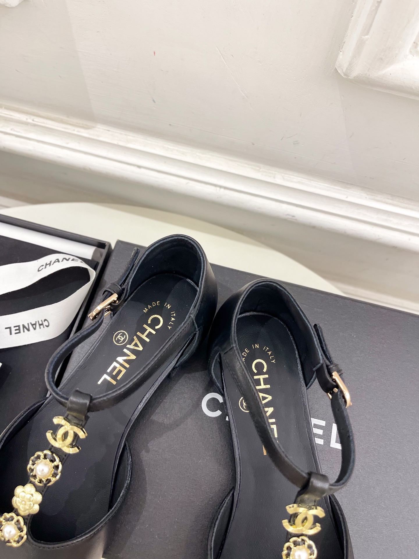 𝐂𝐇𝐀𝐍𝐄𝐋  | 小香  25𝐬𝐬 

🦋2025 春夏新品  专柜经典款 小香双C山茶花T字带玛丽珍